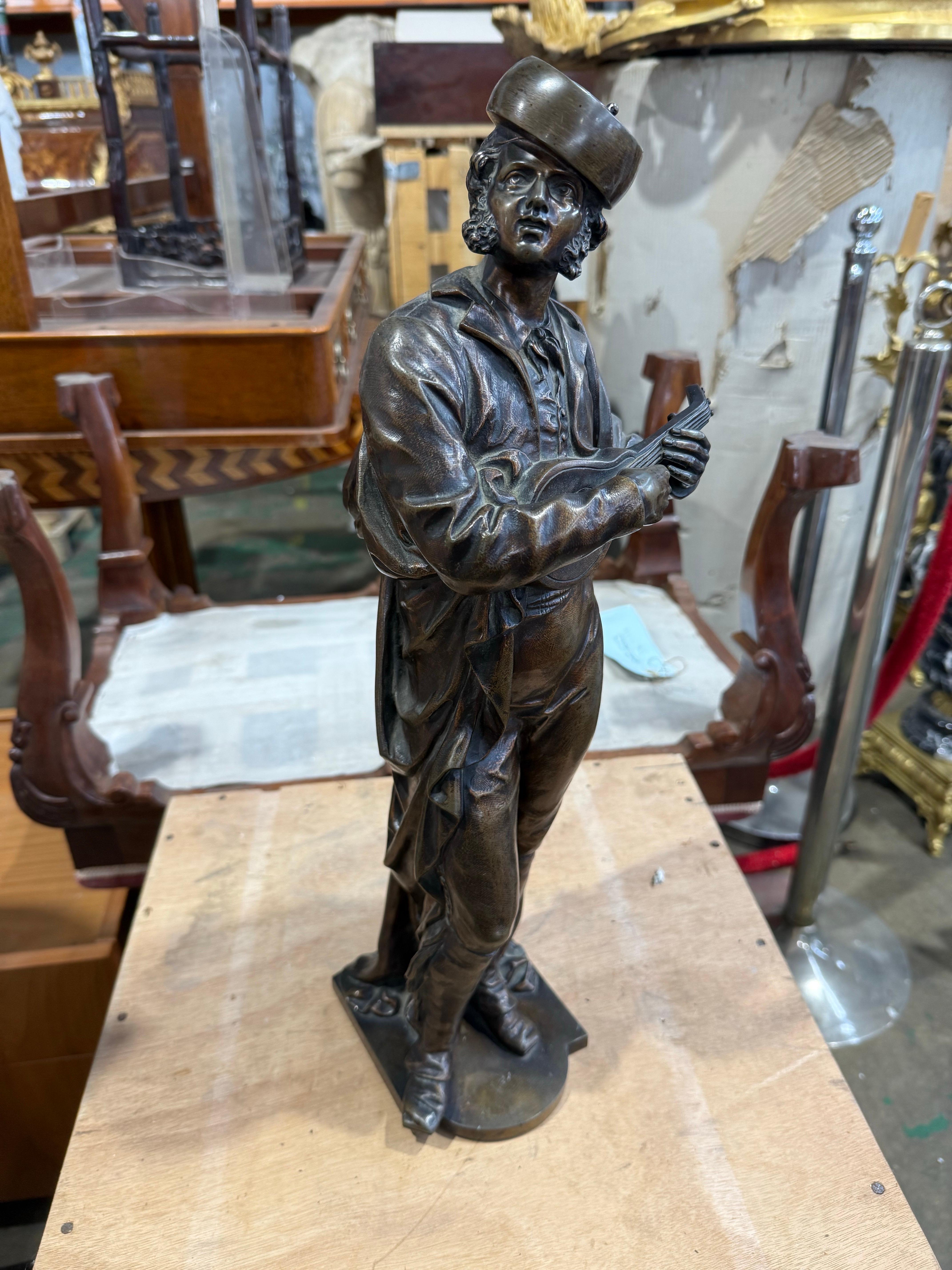 Bronzo Scultura francese in bronzo di un Trovatore con Mandolino in vendita