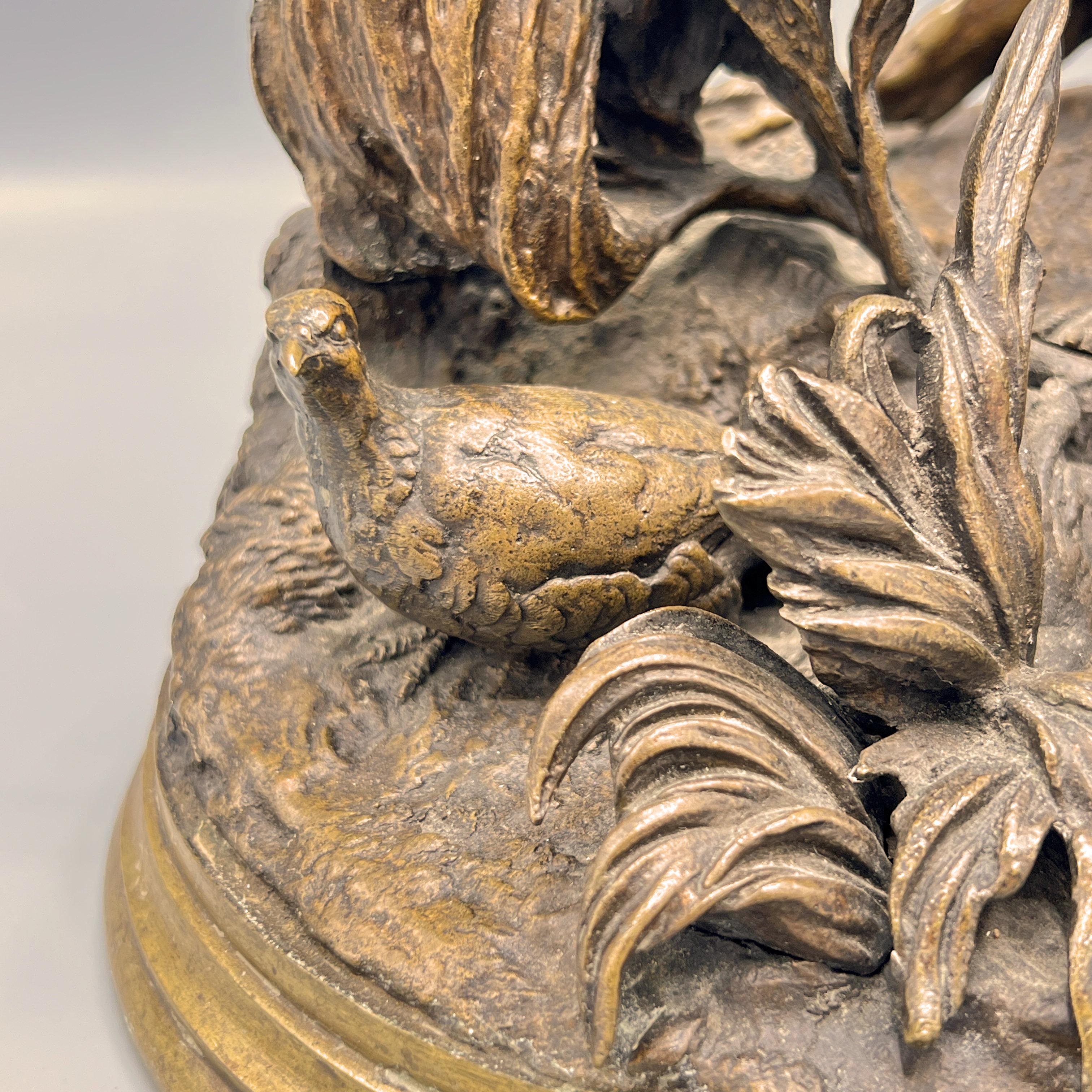 Scultura in bronzo finemente scolpita e fusa di due segugi che cacciano fagiani secondo il modello originale dello scultore animalier francese Pierre Jules Mene (1810-1879).  