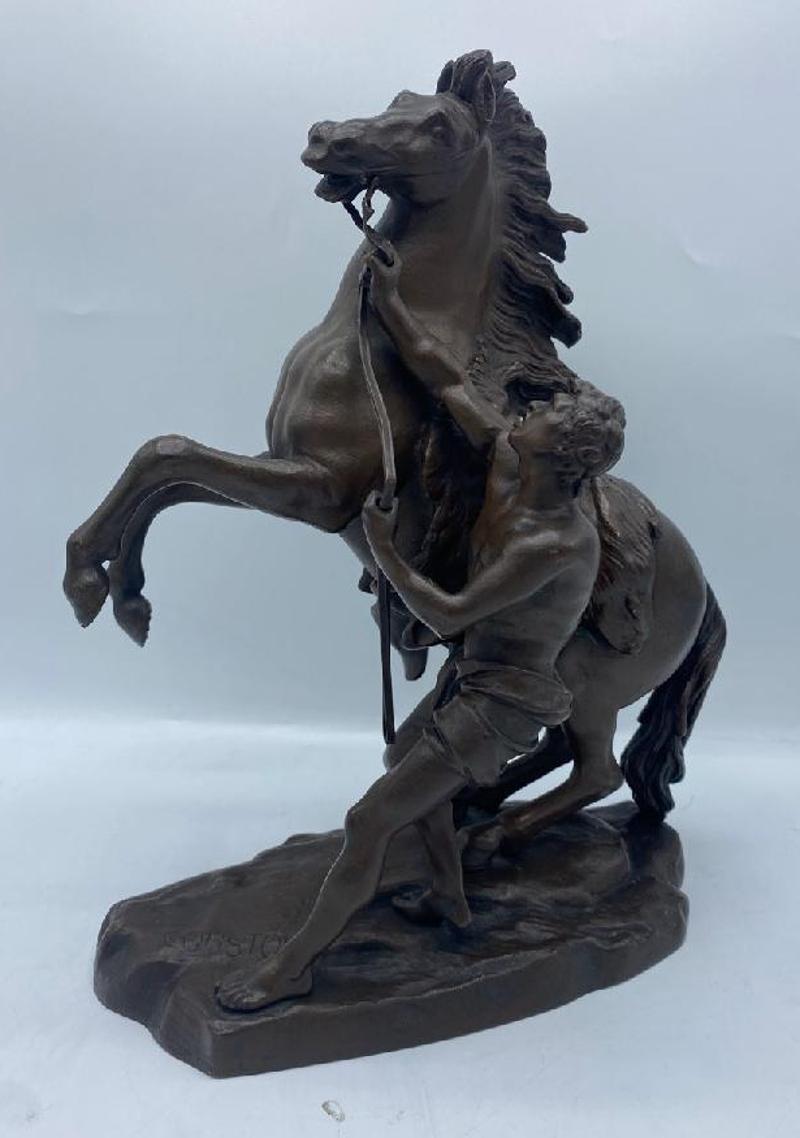 Sculpture en bronze français d'un jeune homme maîtrisant un cheval par  Guillaume Coustou (1677-1746). Surtout connu pour ses statues monumentales de chevaux, Coustou fut le sculpteur royal de Louis XIV et Louis XV. Ce magnifique bronze est marqué