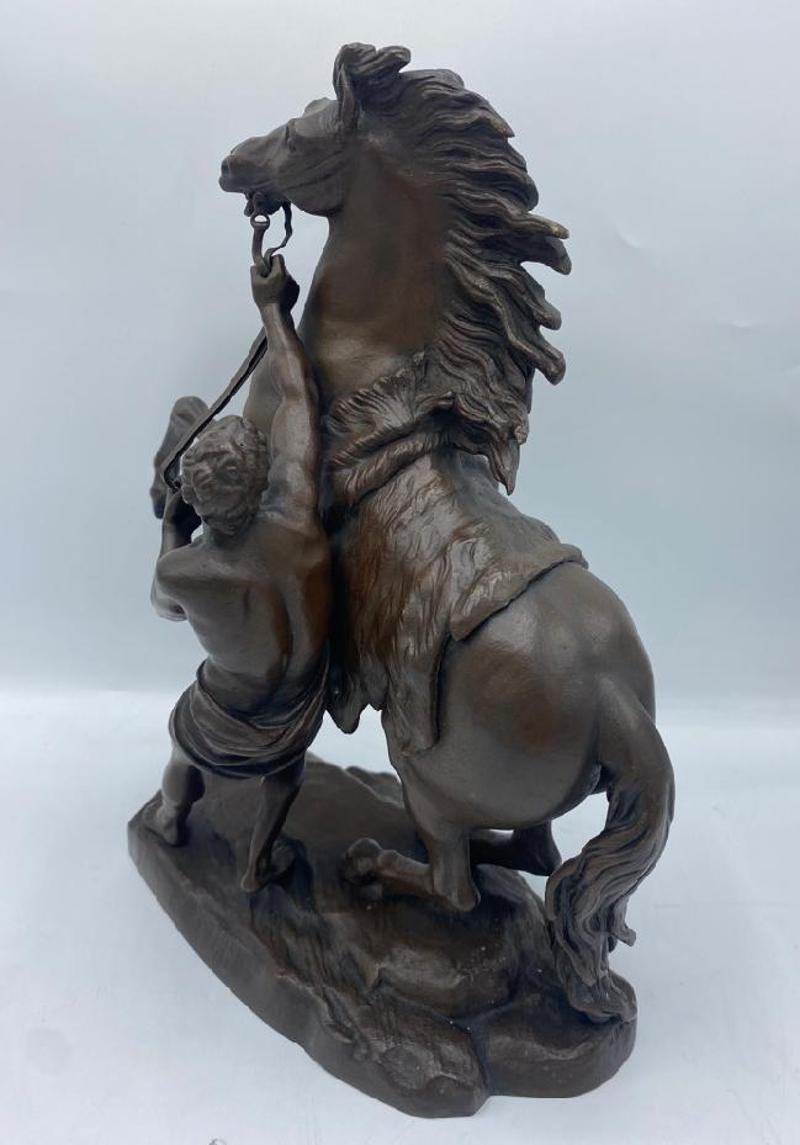 Französische Bronzeskulptur eines jungen Mannes, der ein Pferd zähmt, von  Guillaume Coustou (Louis XIV.) im Angebot