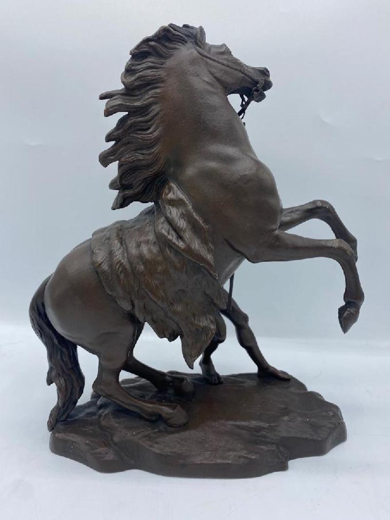 Louis XIV Sculpture en bronze français d'un jeune homme maîtrisant un cheval par  Guillaume Coustou en vente