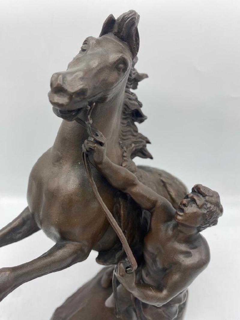 Französische Bronzeskulptur eines jungen Mannes, der ein Pferd zähmt, von  Guillaume Coustou (18. Jahrhundert und früher) im Angebot
