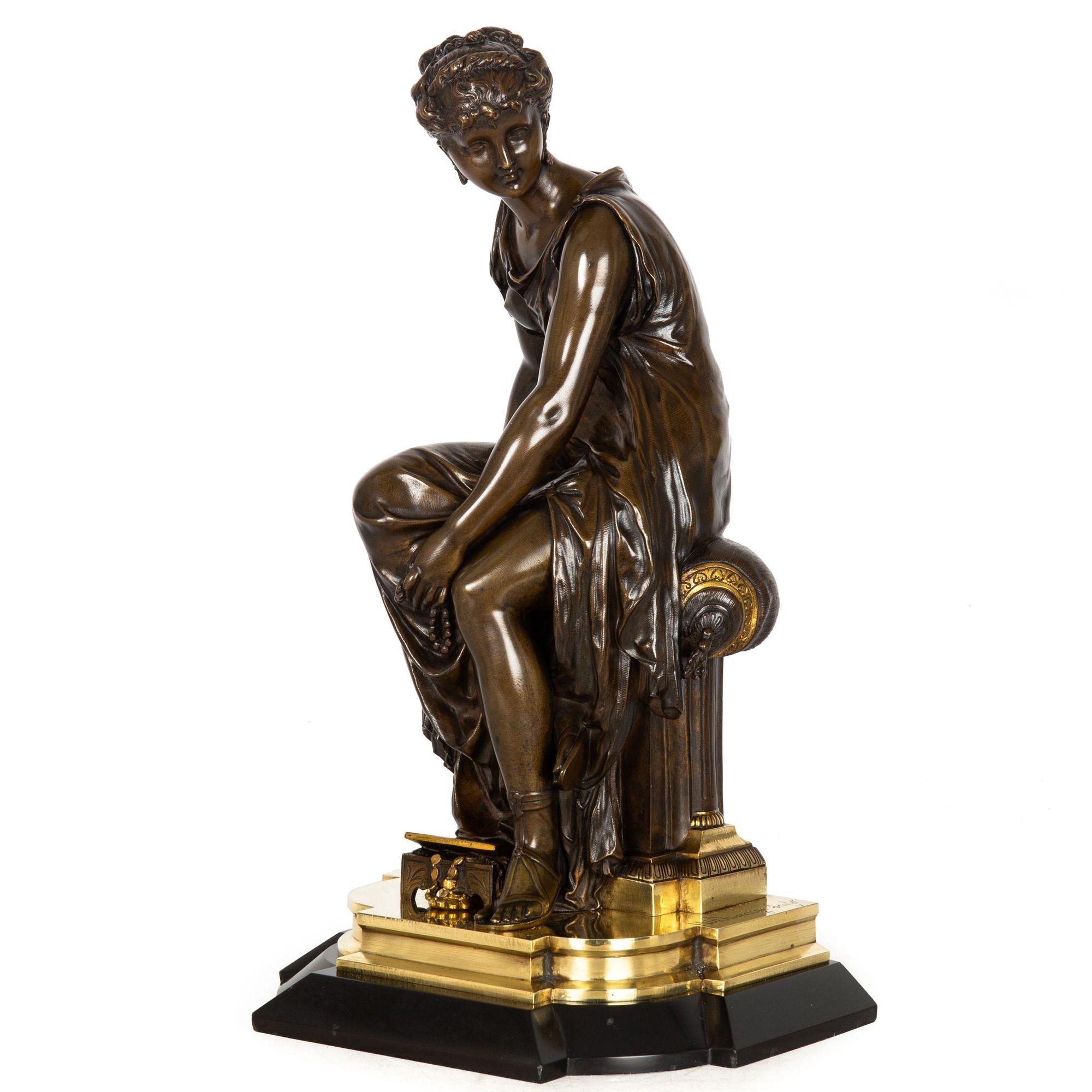 ETIENNE-HENRI DUMAIGE
Français, 1830-1888

Femme classique assise avec un trésor à ses pieds

Bronze bruni et patiné sur base originale en marbre noir poli  signé en fonte 