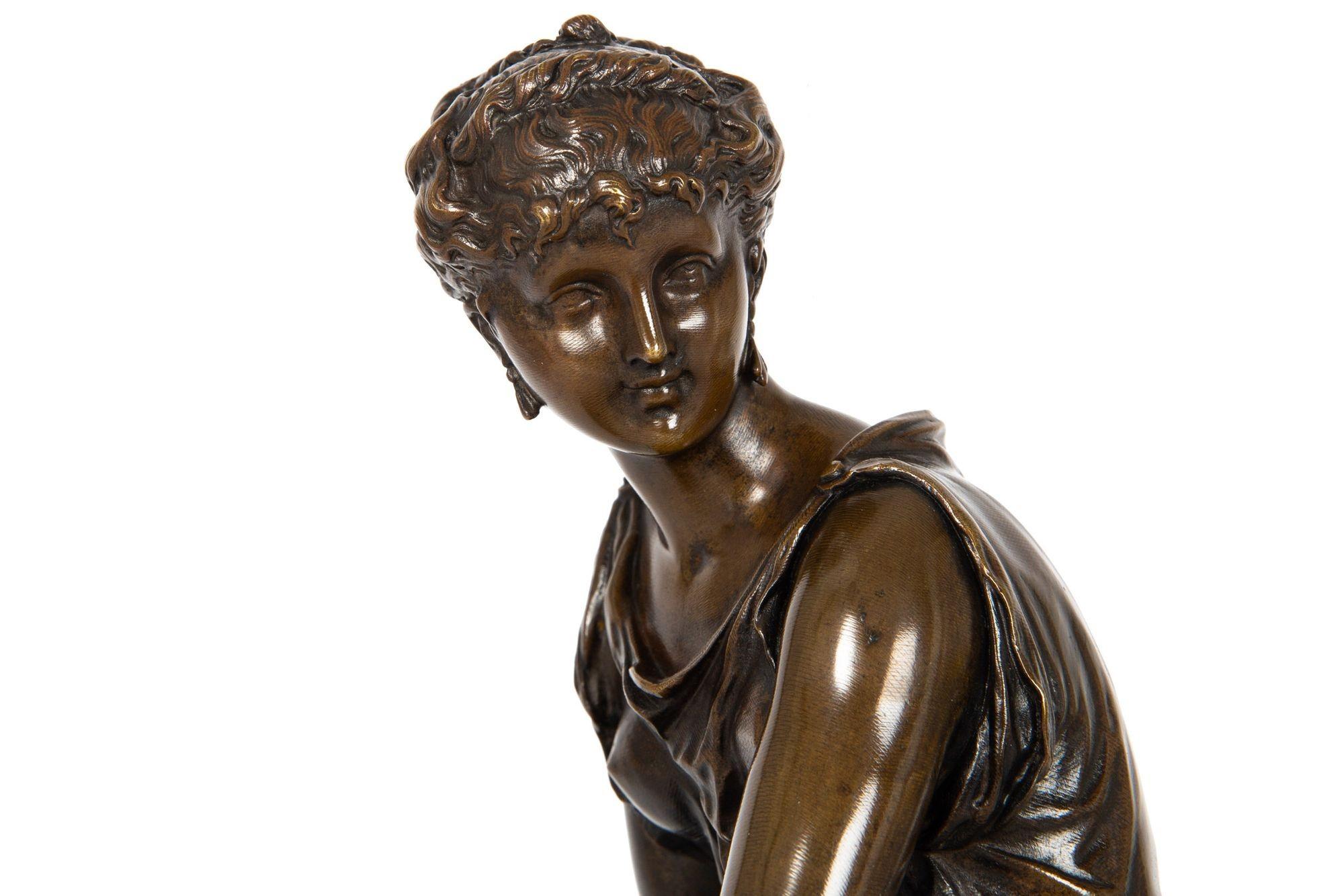 Französische Bronzeskulptur einer sitzenden Frau aus Bronze von Etienne-Henri Dumaige (19. Jahrhundert) im Angebot