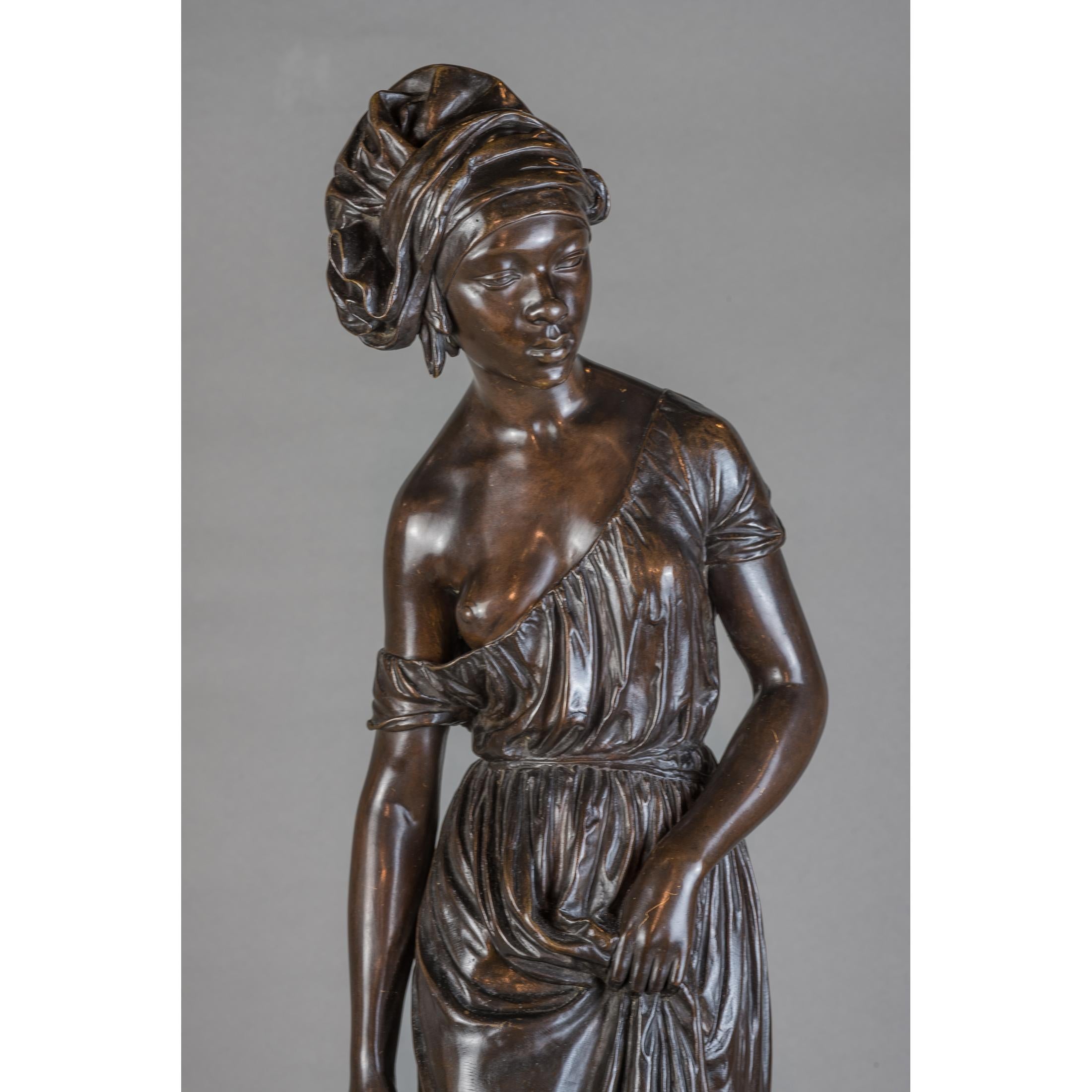 Bronzeskulpturstatue einer afrikanischen Frau aus Nussbaumholz im Angebot 1