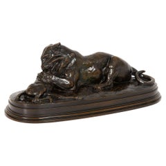 Escultura francesa de bronce "Tigre devorando gacela" según Antoine-Louis Barye