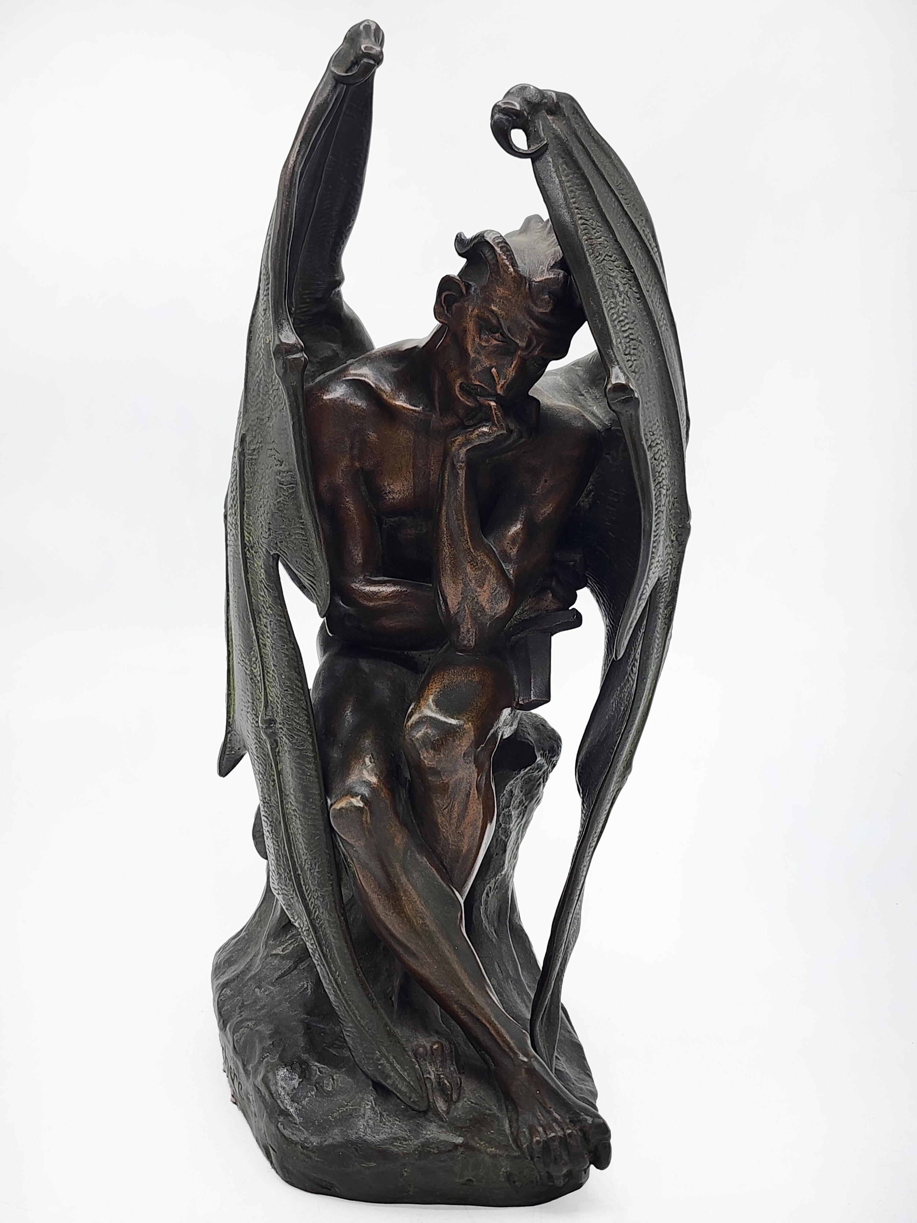 Scultura in bronzo francese con patina di Jean-Jacques Feuchère
Questa scultura in bronzo raffigura San Satana in cima a una formazione rocciosa, con una patina scura predominante che viene esaltata da tocchi più chiari nelle aree in rilievo,