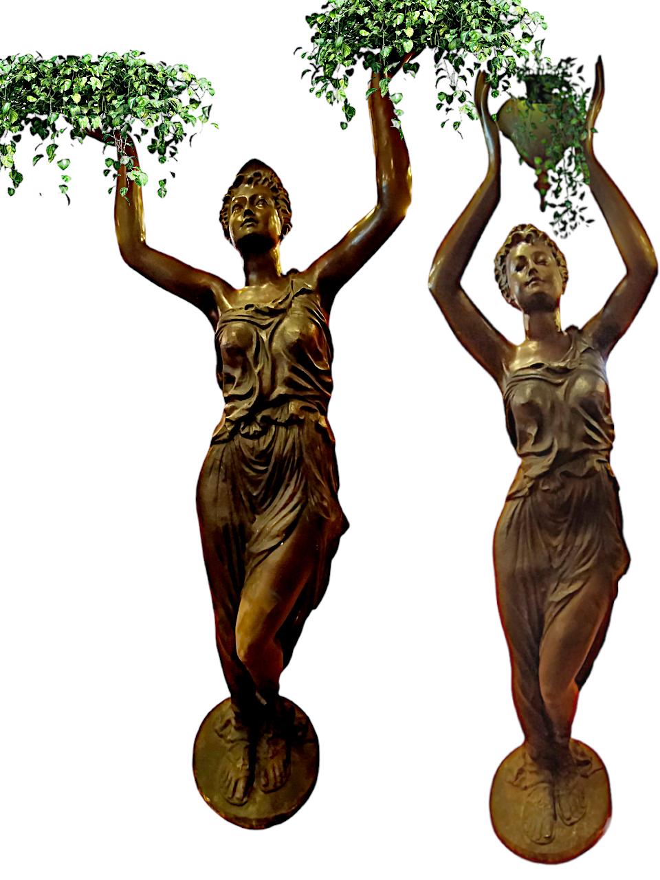 Französische Bronzeskulpturen aus dem 19. Jahrhundert - Guèridon-Statuen
(aus der zweiten Hälfte des 19. Jahrhunderts)
Zwei junge Mädchen in neoklassizistischer Kleidung sind in der Runde abgebildet: die eine hält eine Vase, die für Pflanzen und