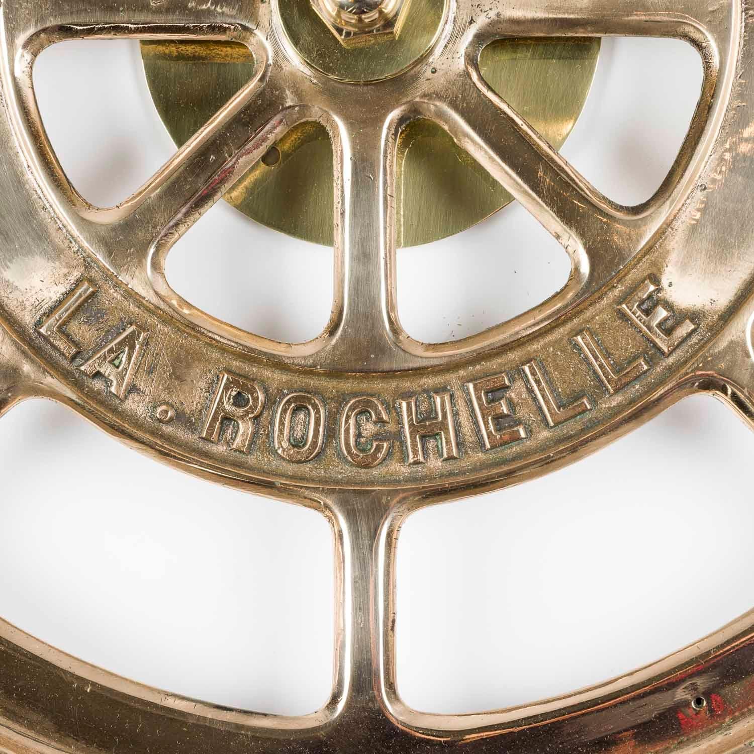 Roue de bateau à huit rayons en bronze, La Rochelle, France, vers 1880.

Fixation murale rotative permettant le retour de la roue. Projection du mur : 3 1/2 pouces - 9 cm.

Roue marquée : A. Hard - La Rochelle


 