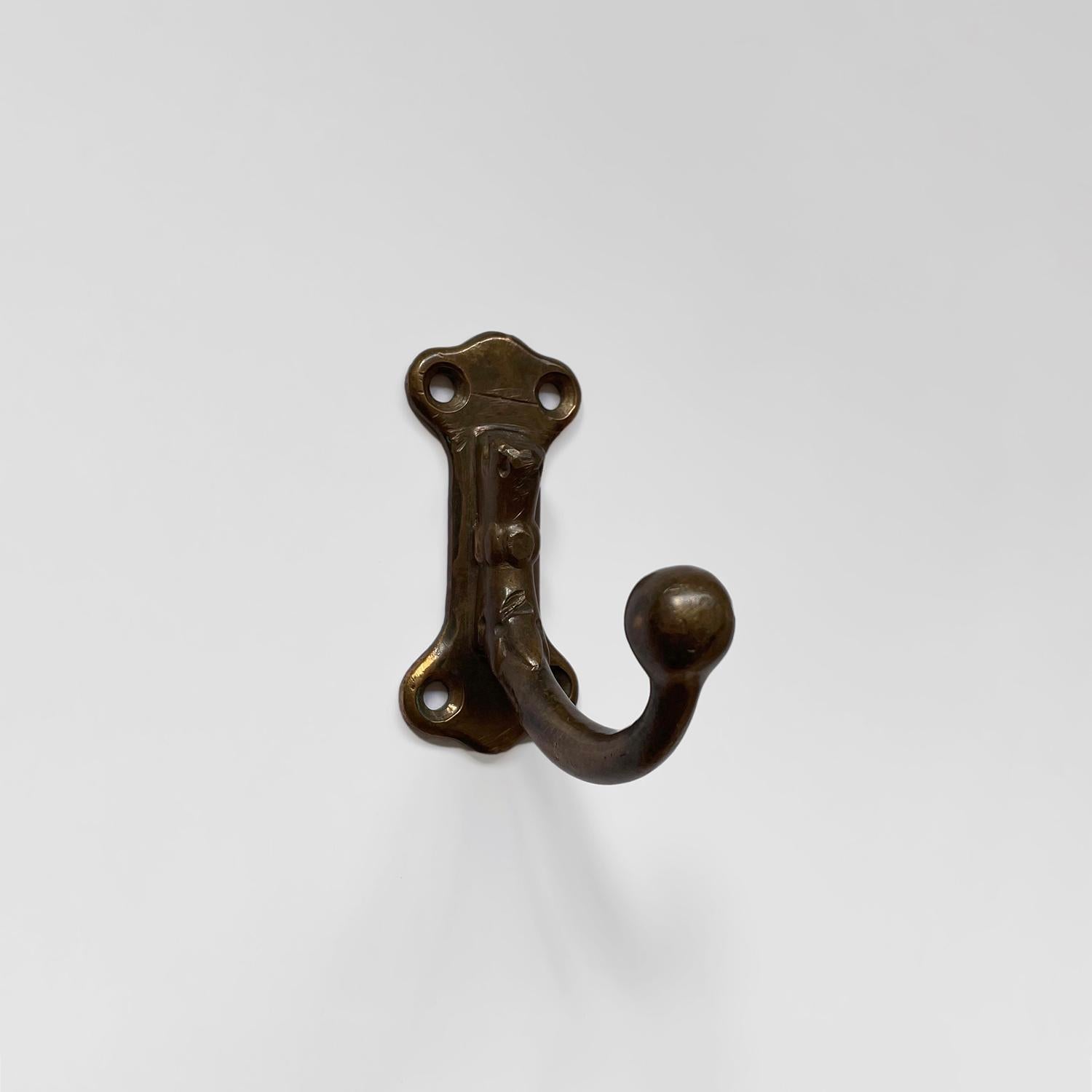 French bronze single wall hook
France, mid century
Petite in its construction yet charming nonetheless
Sculpted bronze J hook finished with an oversized ball knob hook
Wall mounted hook is supported by a single bracket which requires four