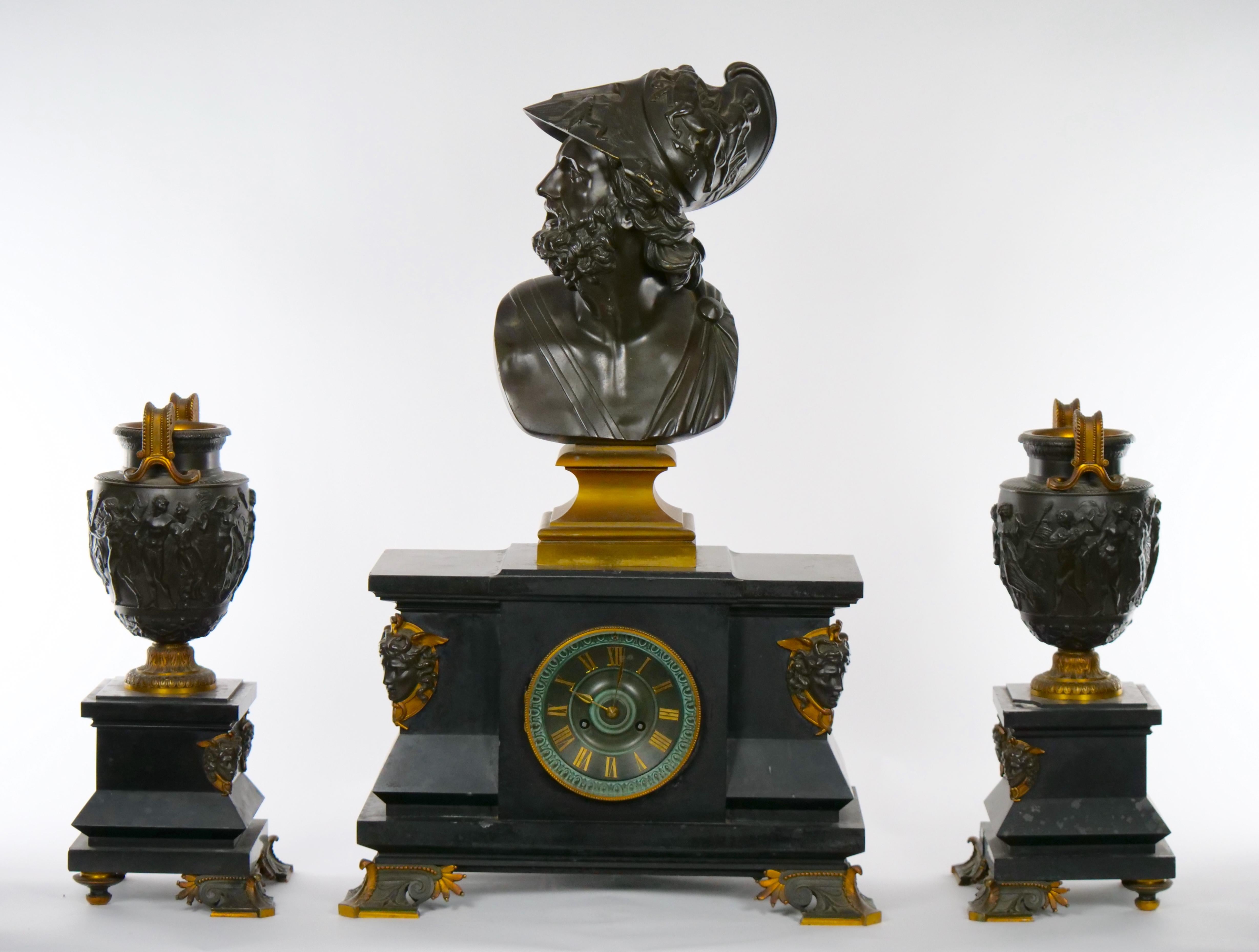 Ausgezeichnete Handwerkskunst Französisch vergoldeter Bronze und Schiefer dreiteilige Uhr Garnitur aus der Mitte des 19. Jahrhunderts mit der Büste des Menelaos König von Sparta. Die Garnitur besteht aus einer Uhr mit einer abnehmbaren Büste des