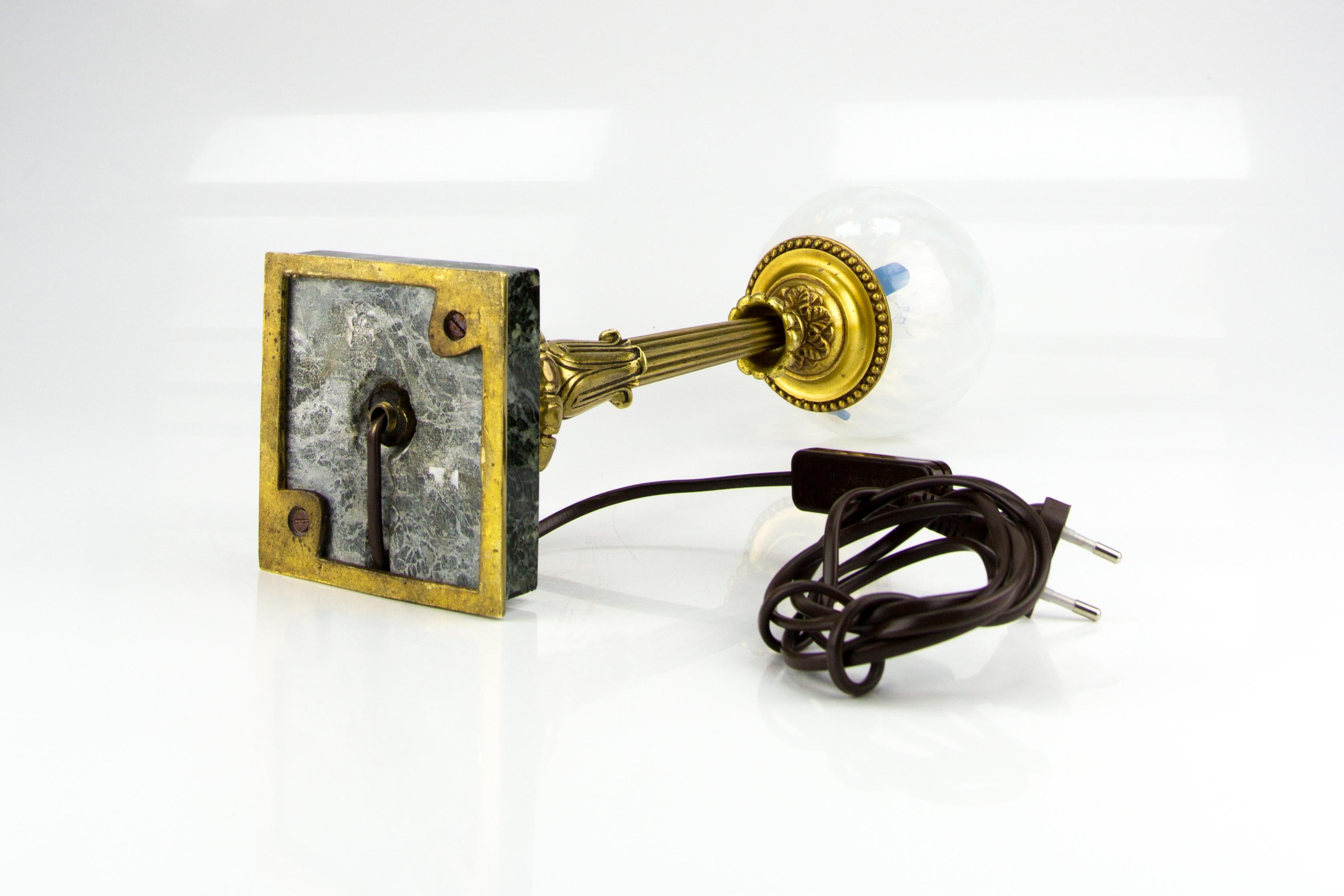 Lampada da tavolo francese in bronzo con base in marmo e paralume in vetro opalescente, anni '30 6