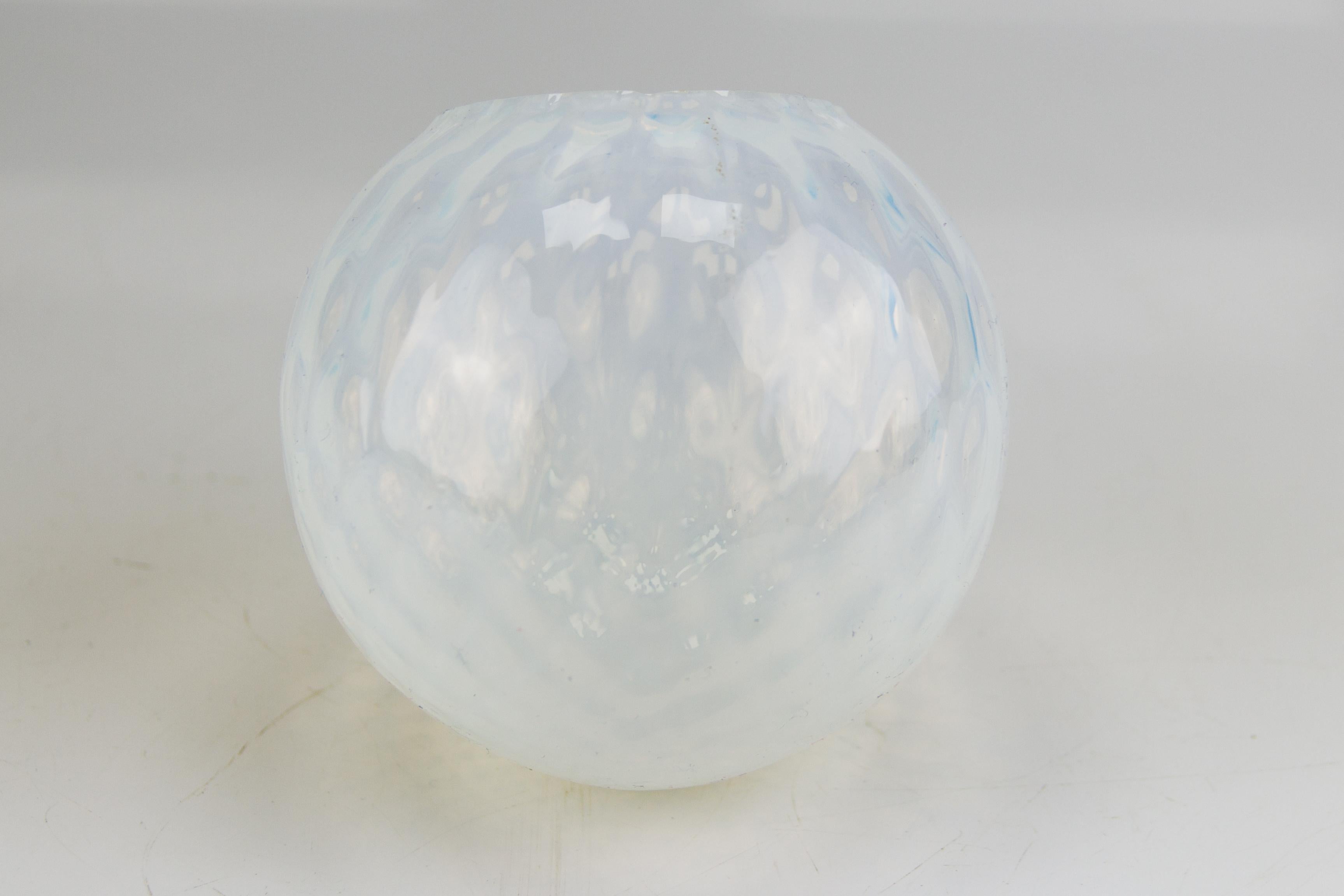 Lampada da tavolo francese in bronzo con base in marmo e paralume in vetro opalescente, anni '30 13