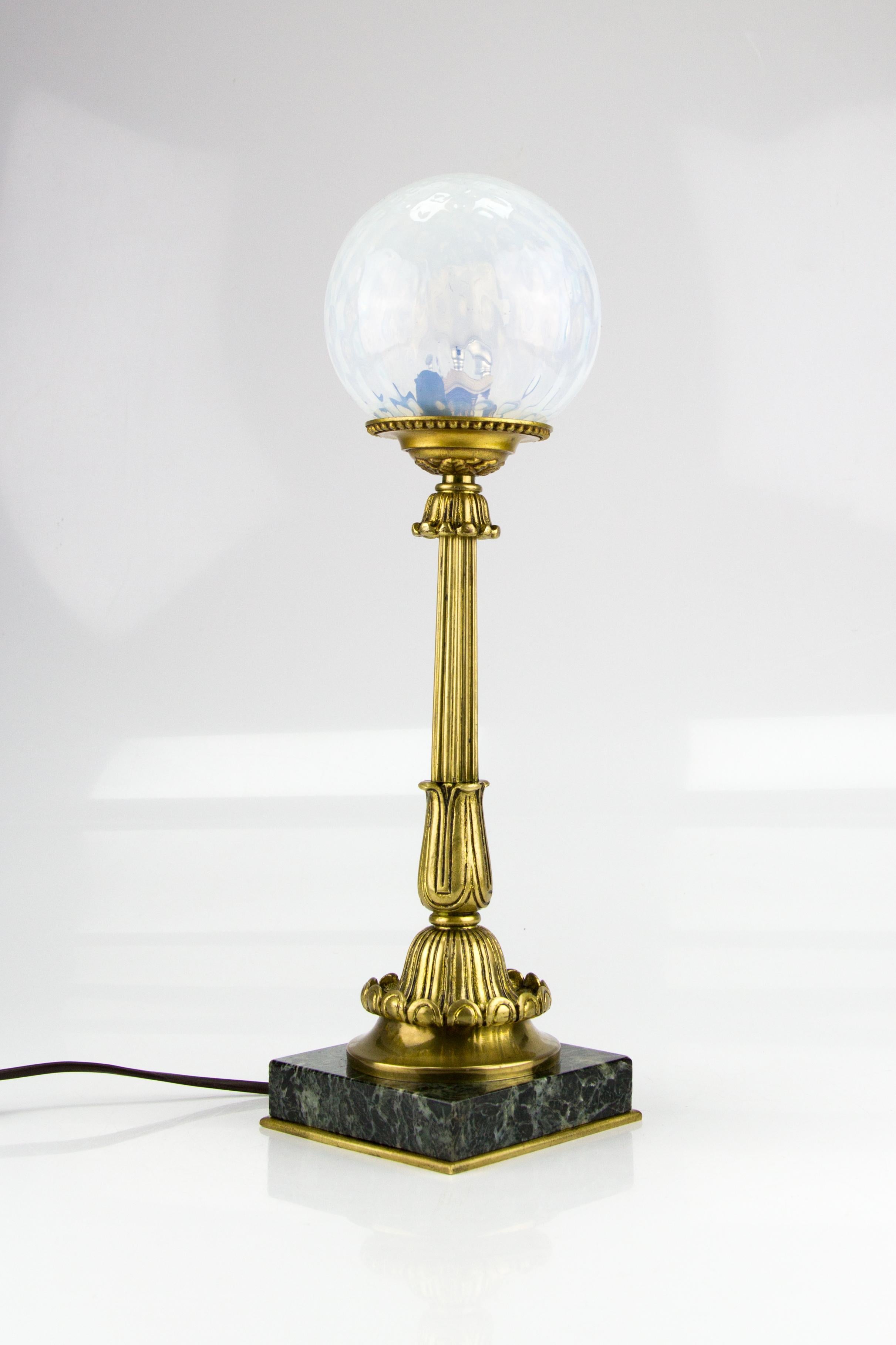 Metà XX secolo Lampada da tavolo francese in bronzo con base in marmo e paralume in vetro opalescente, anni '30