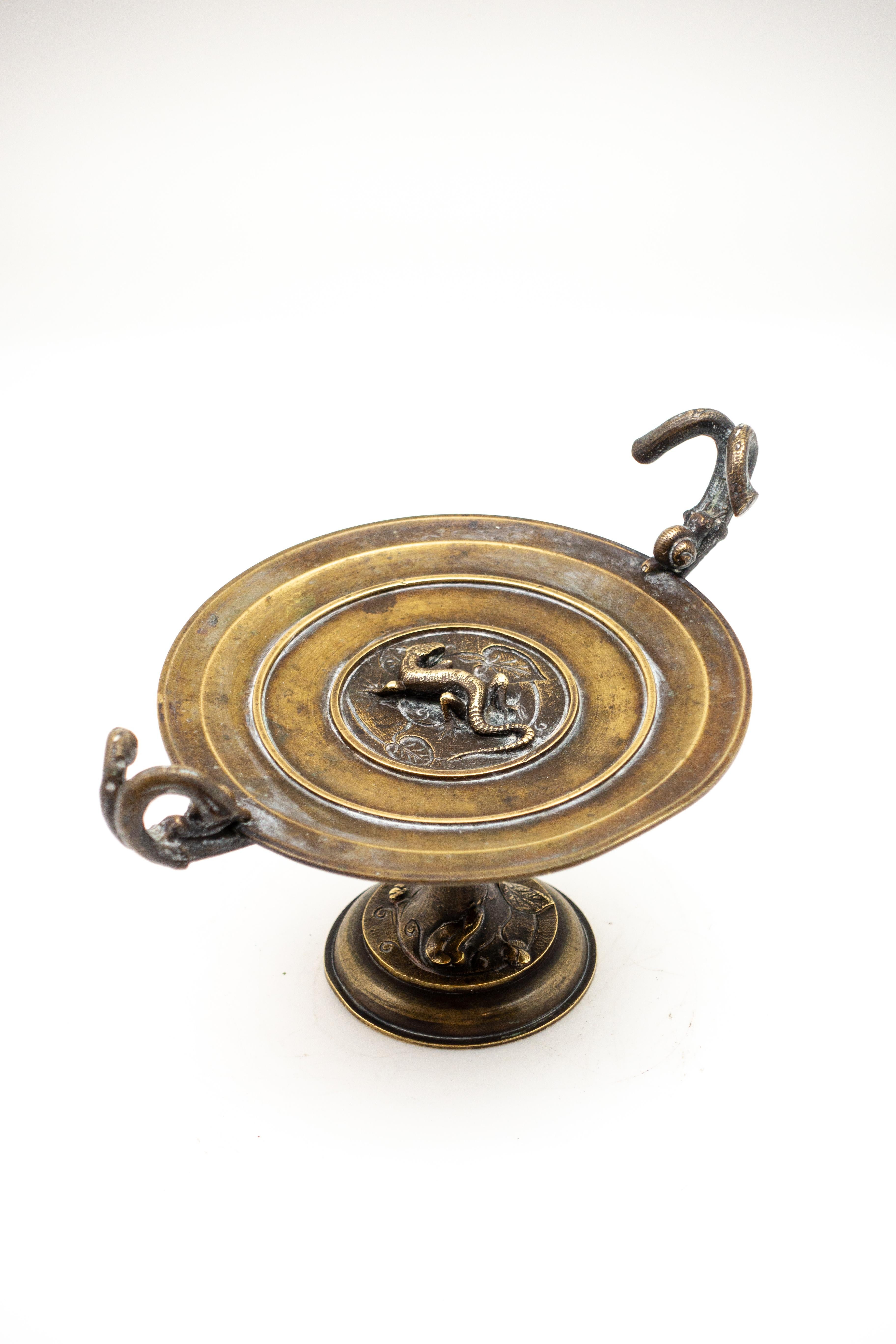 French Bronze Tazza with Reptile, Snails and Leaf Decoration, 19th Century In Good Condition In New York, NY