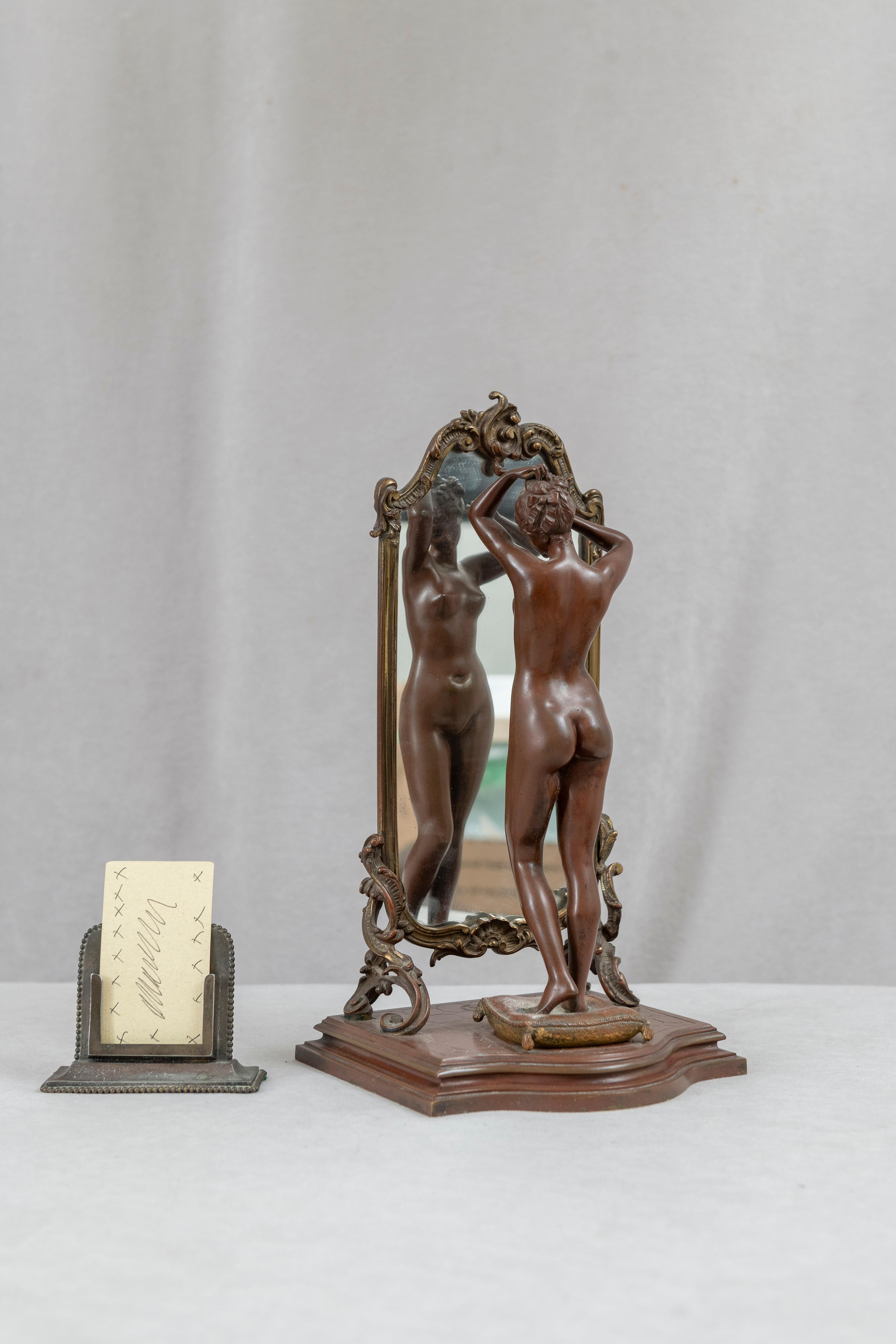 Ce bronze a tous les ingrédients nécessaires pour être très spécial. Le sujet est une beauté sexy et nue se regardant dans un miroir de Cheval.  La patine, le moulage détaillé et l'état remarquable sont tous présents. La jeune femme nue est d'une