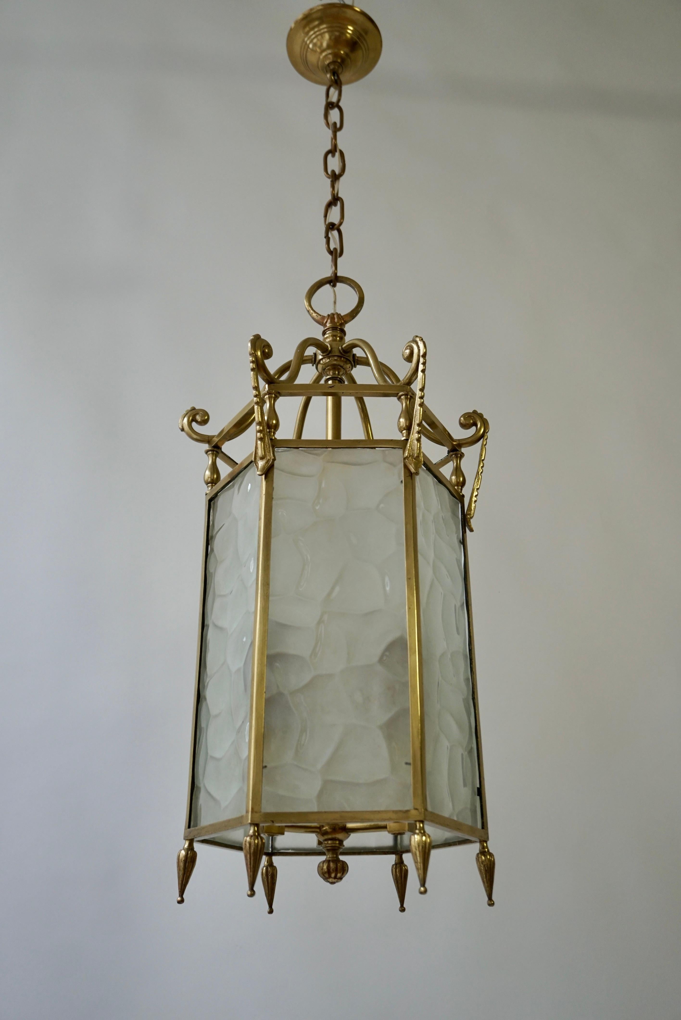 Französische Bronze-Laterne aus weißem strukturiertem Glas mit 6 Seiten und 3 Lichtern im Zustand „Gut“ im Angebot in Antwerp, BE