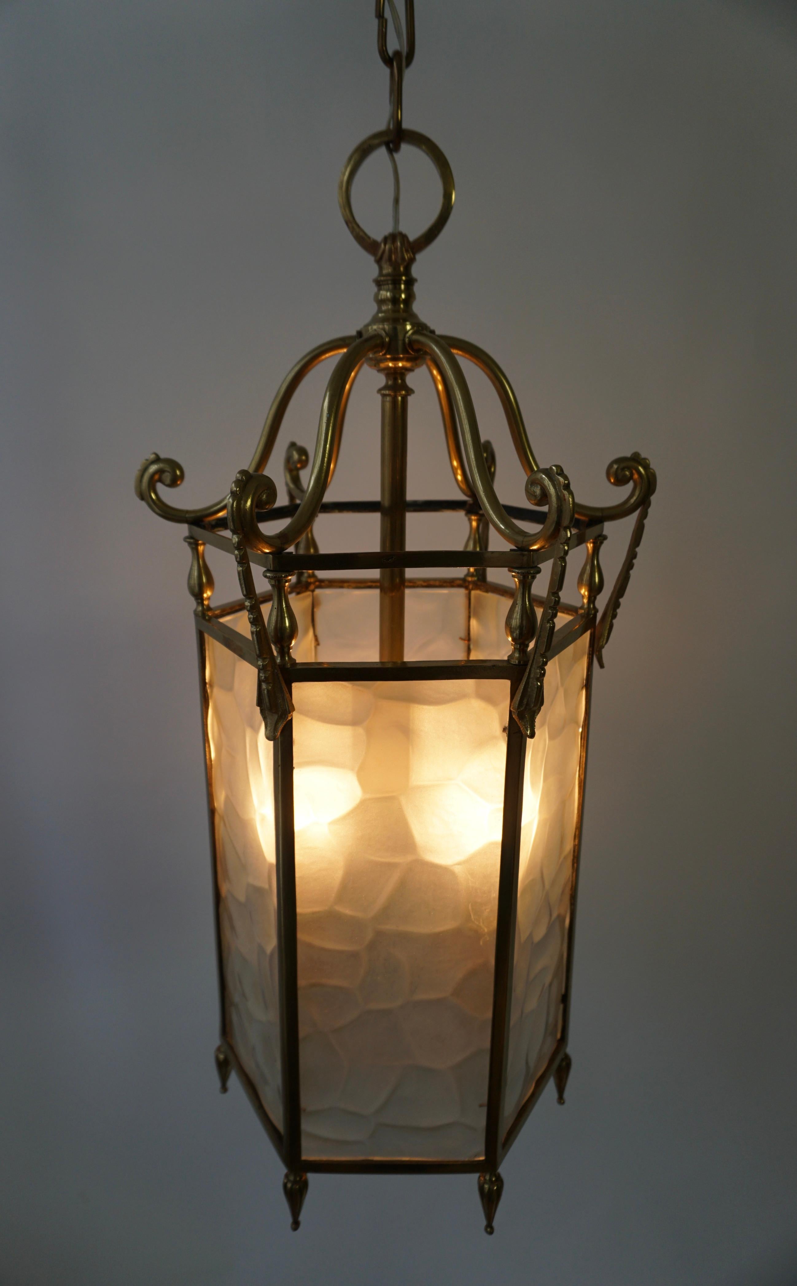 Französische Bronze-Laterne aus weißem strukturiertem Glas mit 6 Seiten und 3 Lichtern im Angebot 3