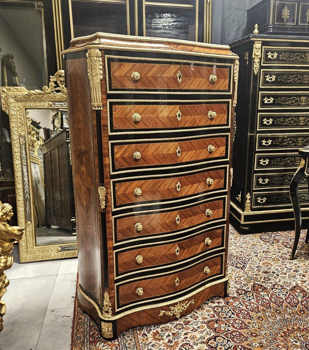 Único, hermoso  y raro Armario de cajones semanales,
elegante cómoda pequeña de marquetería de madera en friso, ébano, filetes de amaranto y ébano griego en los cajones. Marquetería en la solapa, en todos los cajones, en los laterales redondeados y
