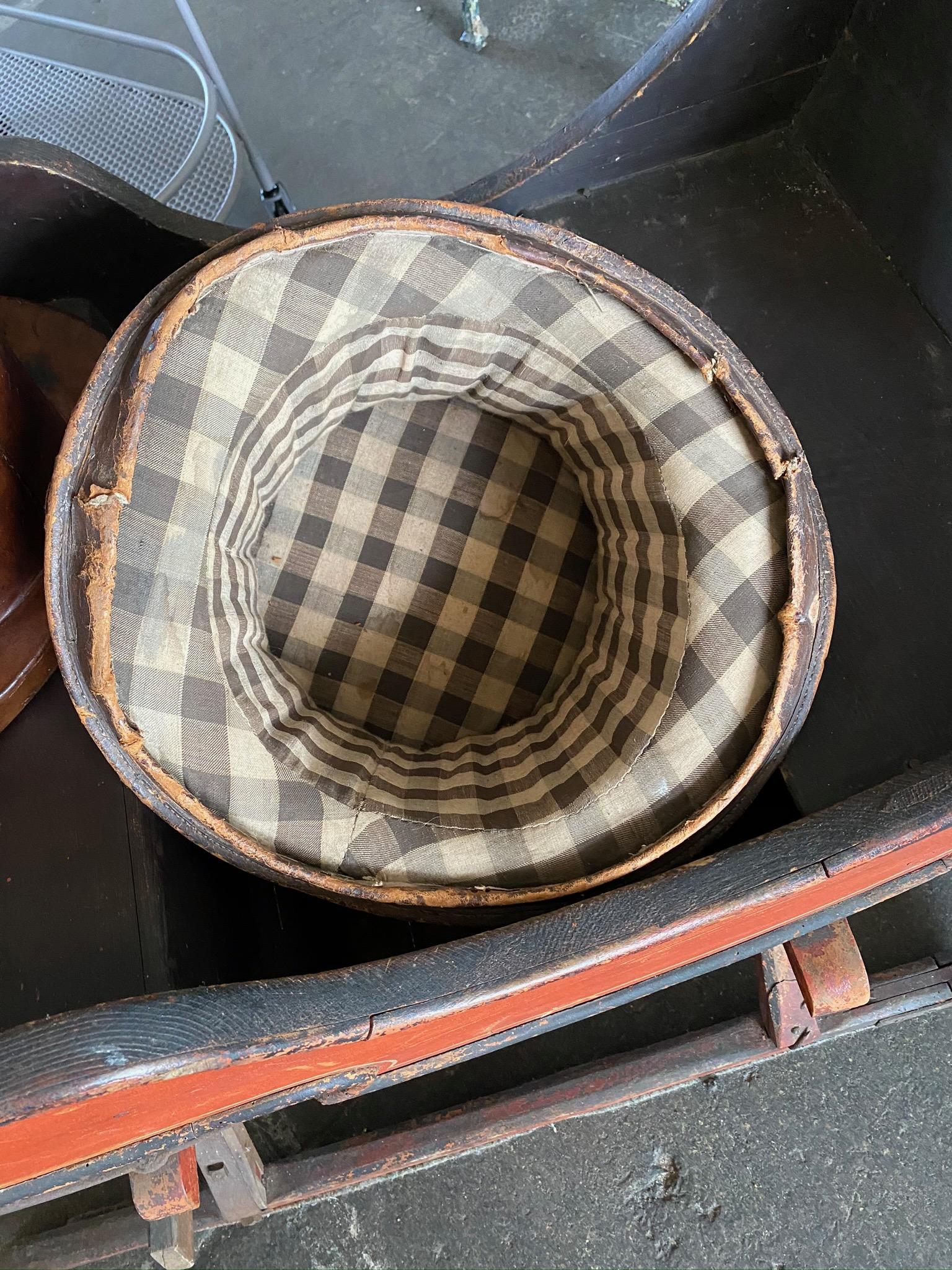 French Brown Hat Box for Cylinders, Early 19th Century For Sale 3