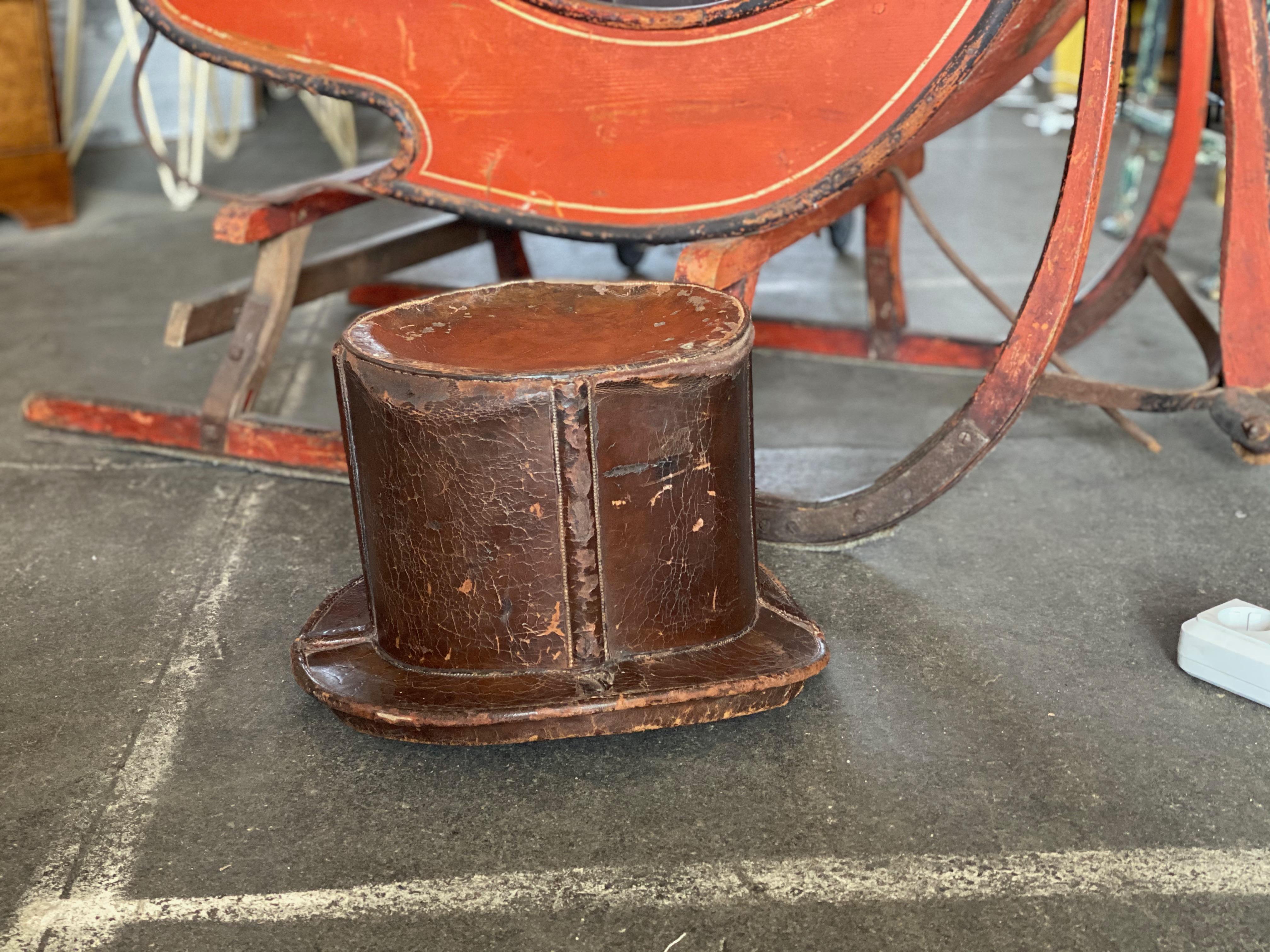 French brown hat box for cylinders, early 19th century. Rare old leather hat box for top hats. This old hat box in the shape of a cylinder is an original from the early 19th century. The box is hand sewn and shows strong signs of use. From the