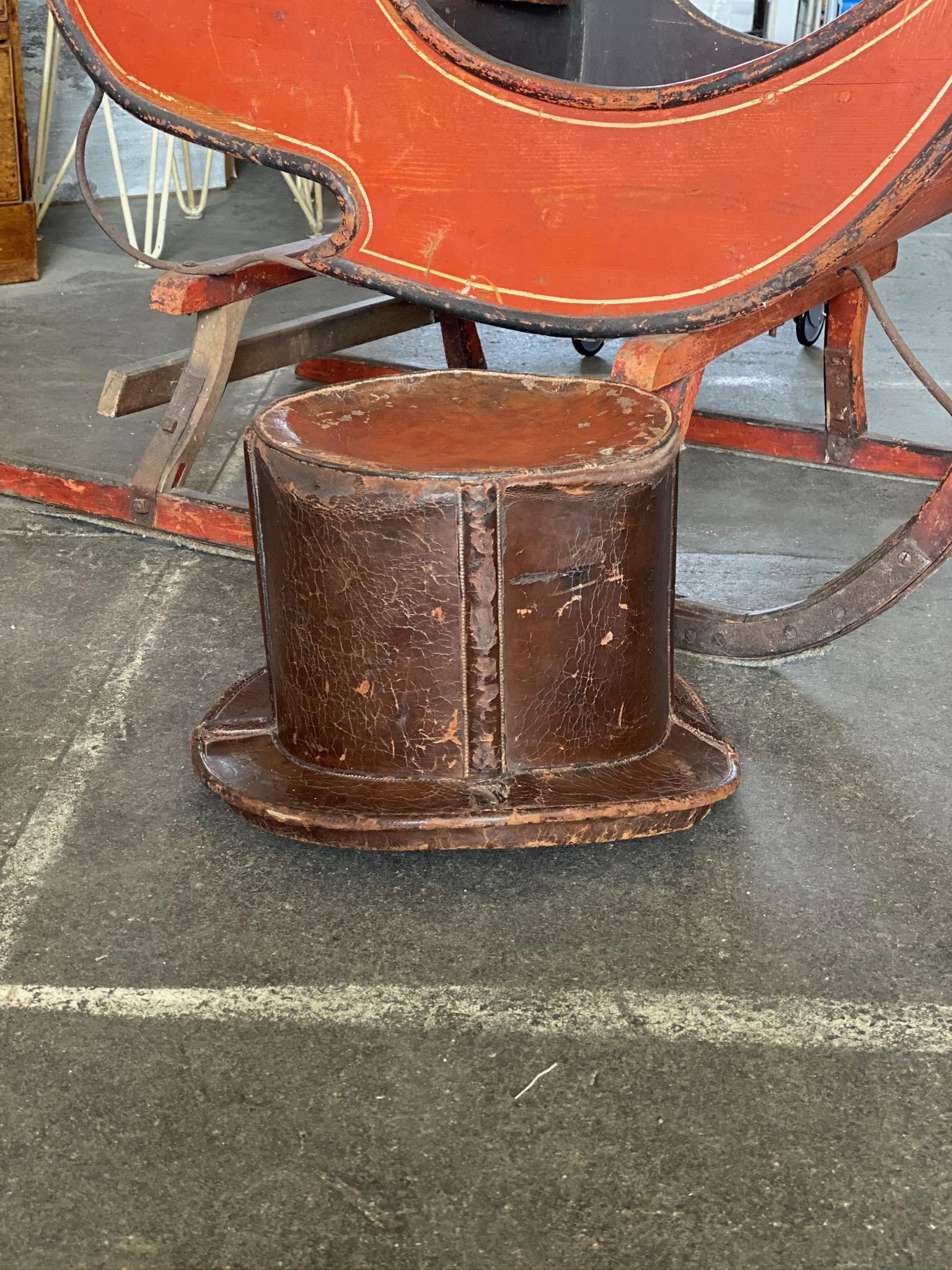 French Brown Hat Box for Cylinders, Early 19th Century In Distressed Condition For Sale In Hamburg, DE