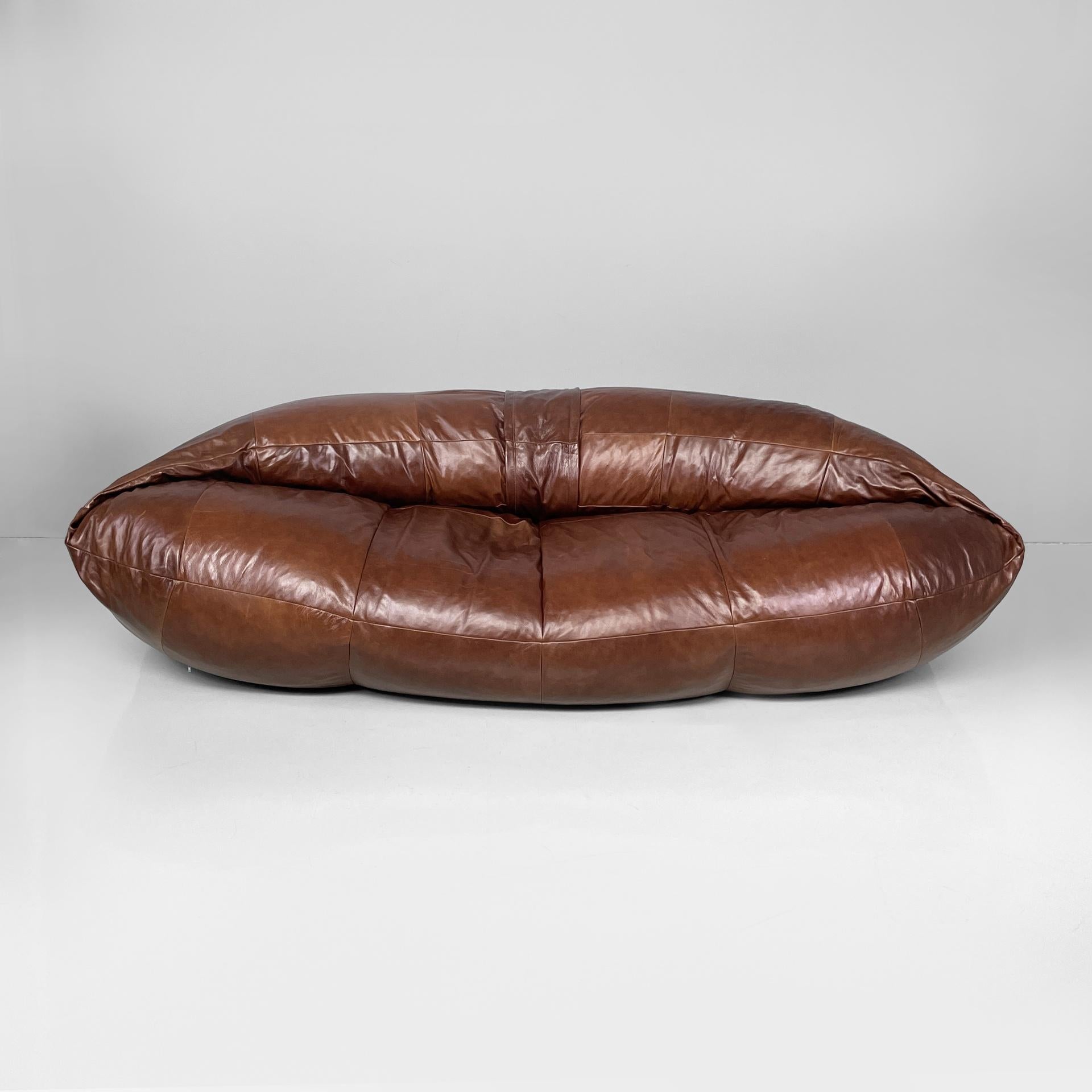 Französisches braunes Ledersofa Croissant von Raphael Raffel, 1970er Jahre
Vintage und fantastische Sofa Modell Croissant mit weichen und abgerundeten Silhouette, voll gepolstert und in braunem Leder gepolstert. Die Rückenlehne der Couch ist mit