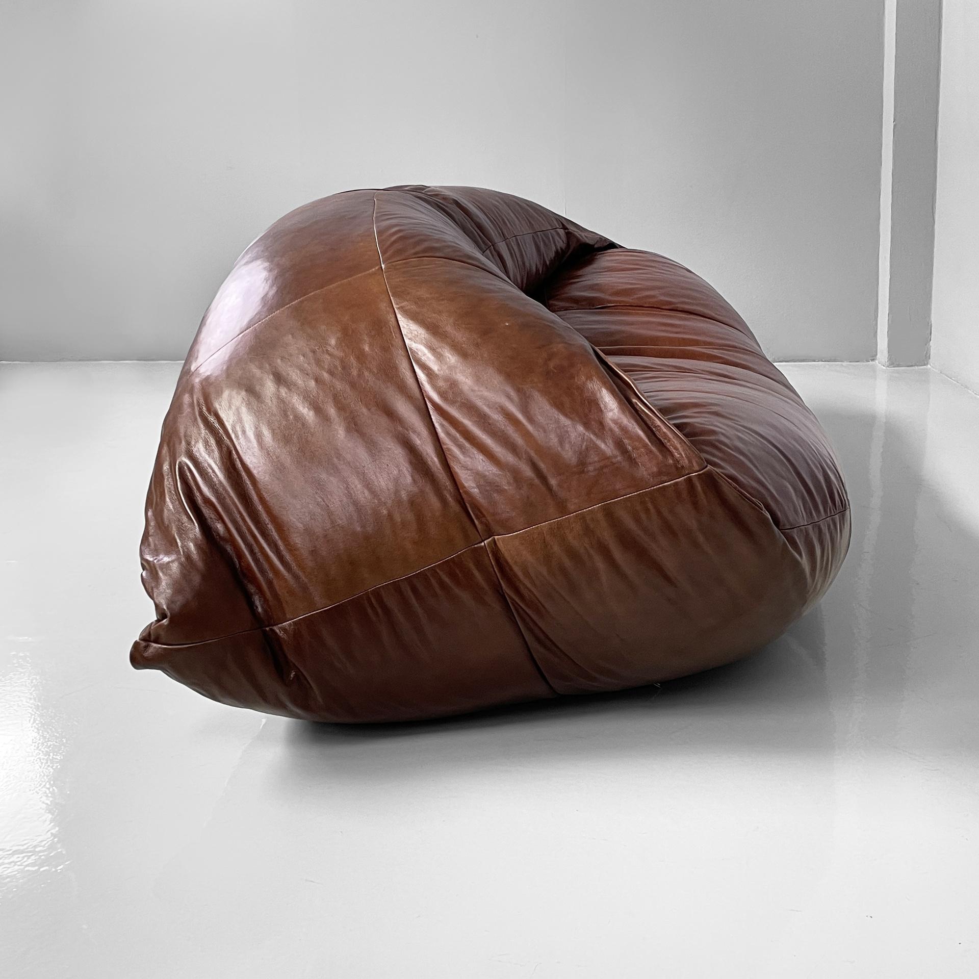 Braunes französisches Ledersofa Croissant von Raphael Raffel, 1970er Jahre (Französisch) im Angebot