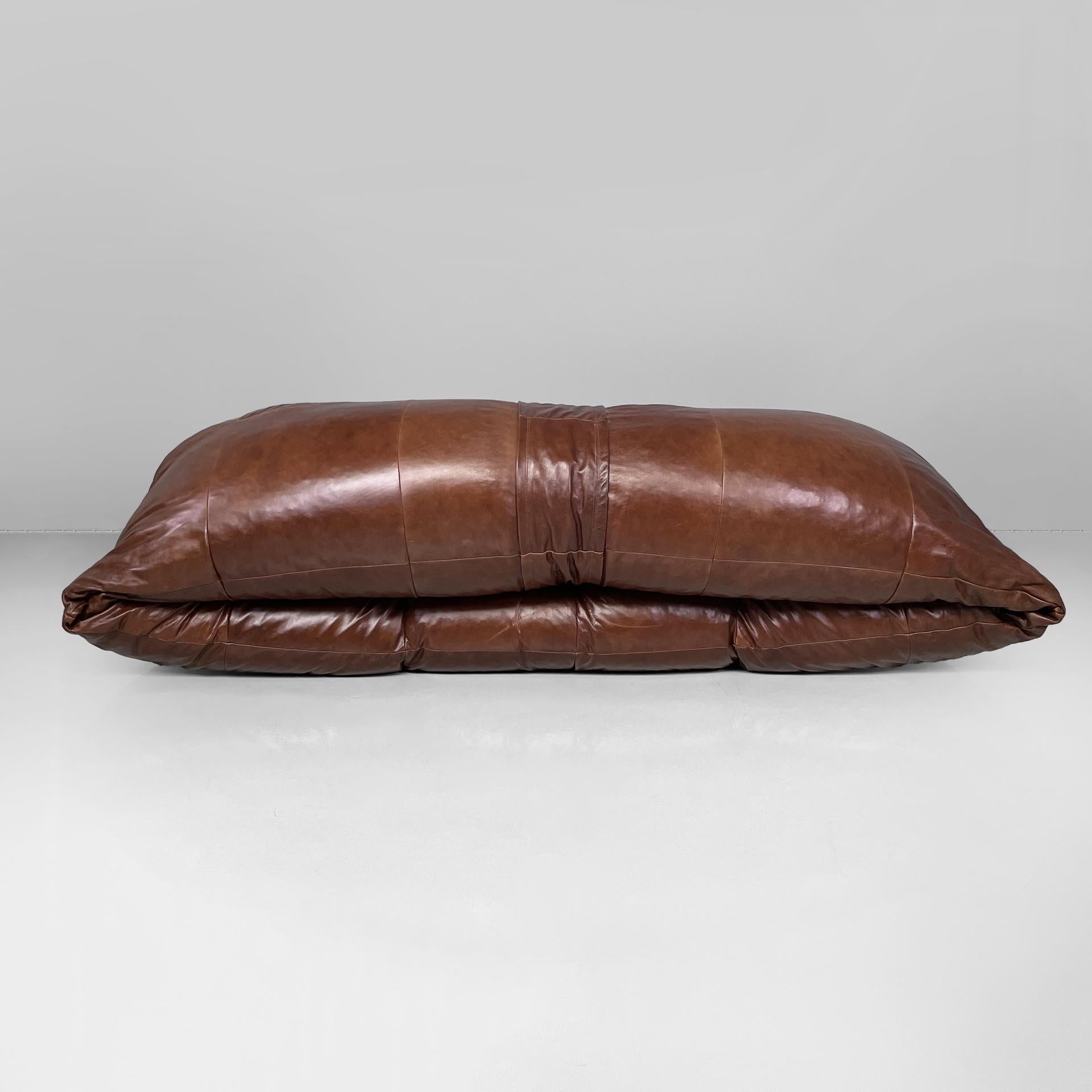 Braunes französisches Ledersofa Croissant von Raphael Raffel, 1970er Jahre im Zustand „Gut“ im Angebot in MIlano, IT