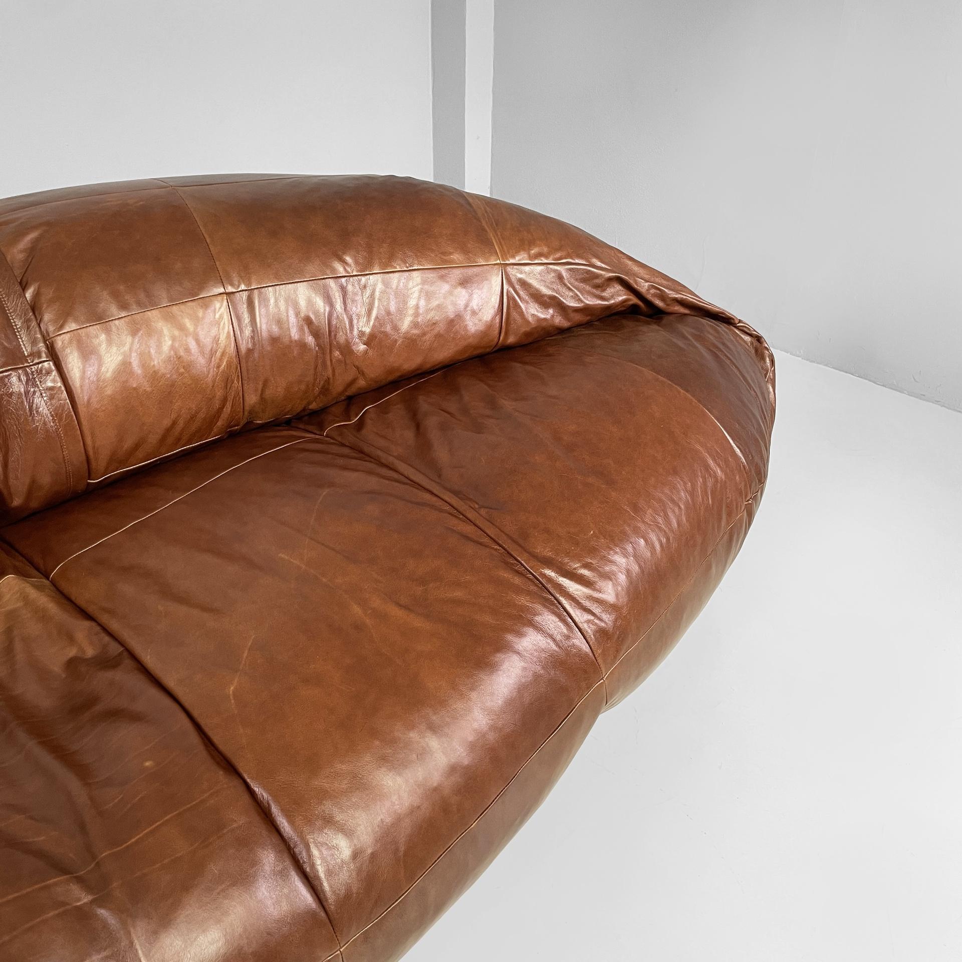 Braunes französisches Ledersofa Croissant von Raphael Raffel, 1970er Jahre (Ende des 20. Jahrhunderts) im Angebot