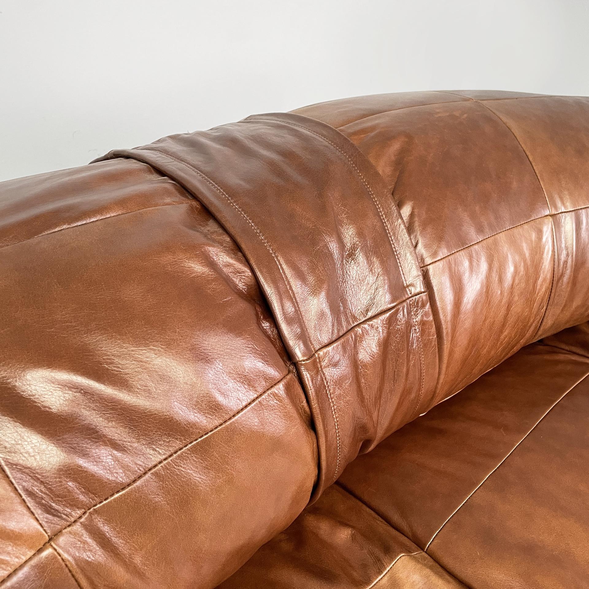 Braunes französisches Ledersofa Croissant von Raphael Raffel, 1970er Jahre im Angebot 2
