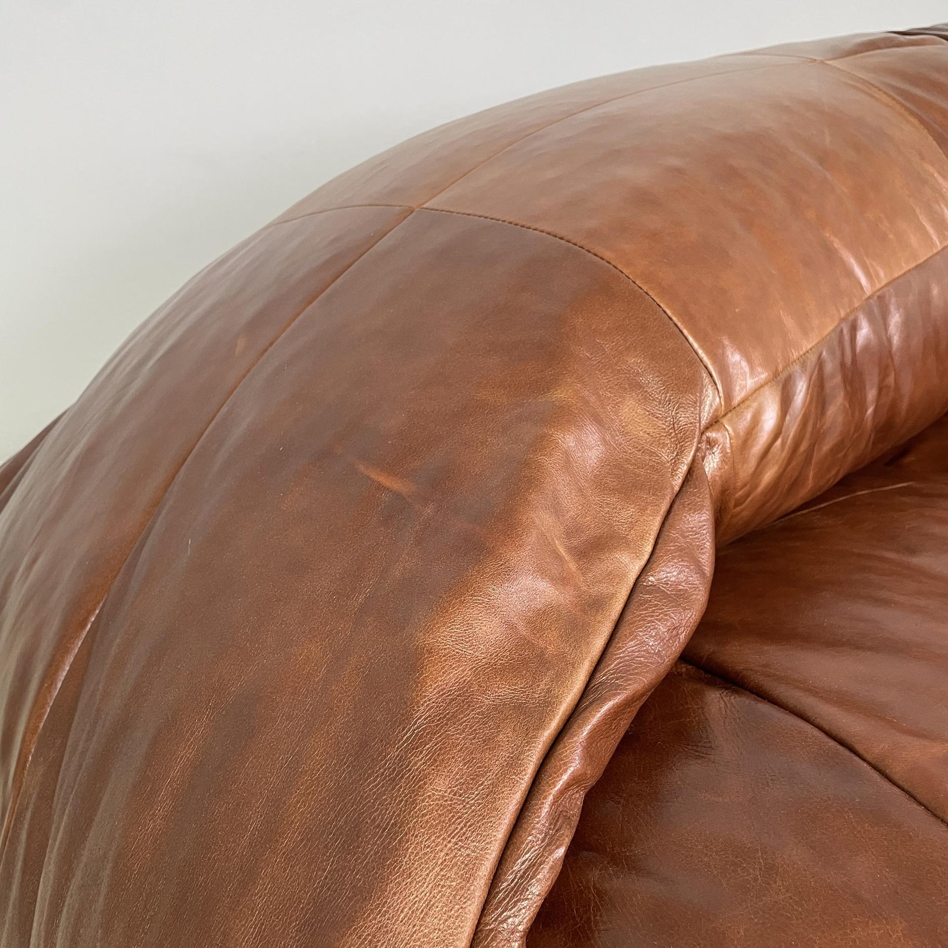 Braunes französisches Ledersofa Croissant von Raphael Raffel, 1970er Jahre im Angebot 3