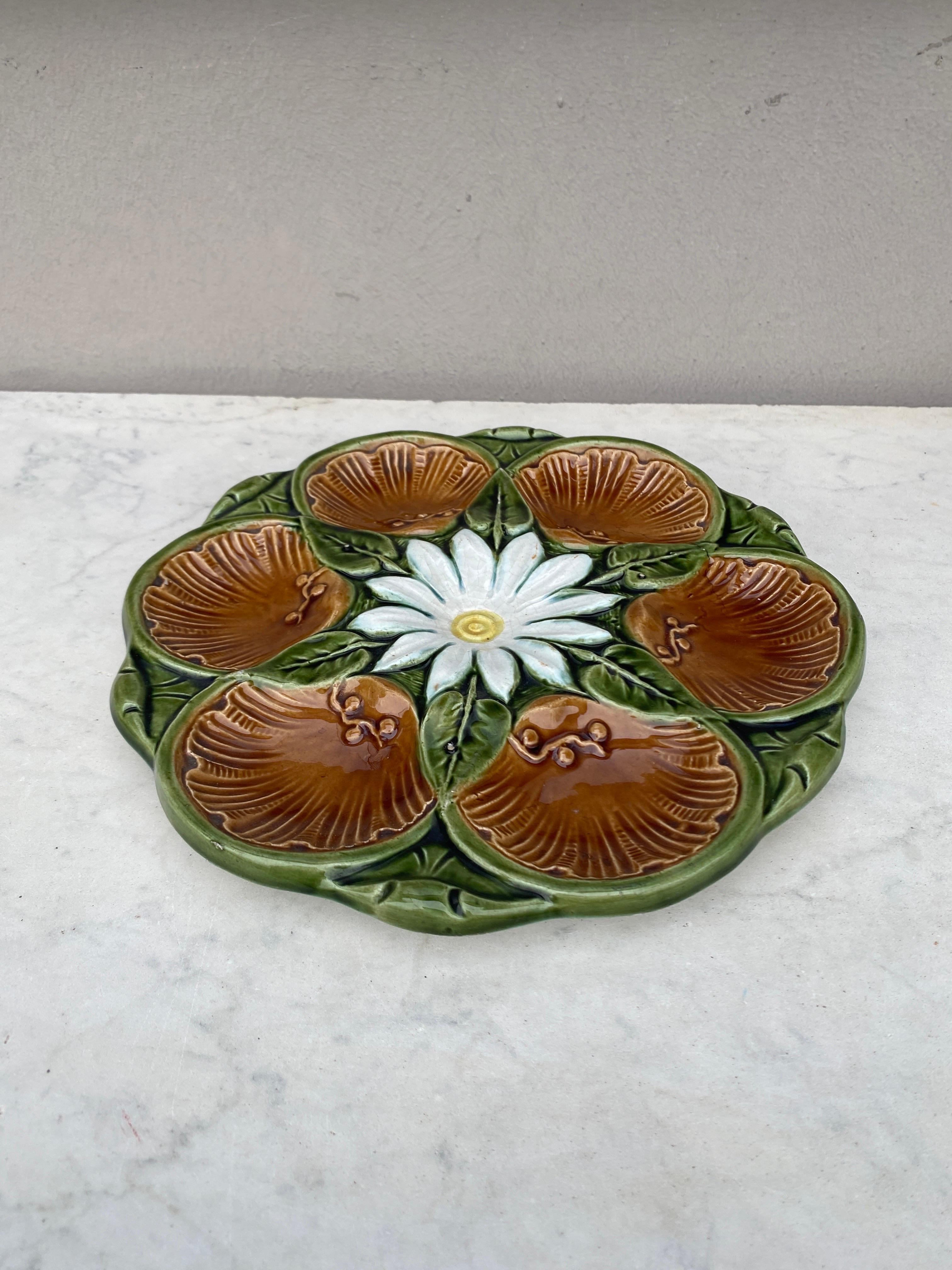 French Brown Majolica Oyster Plate, circa 1890 In Good Condition For Sale In Austin, TX