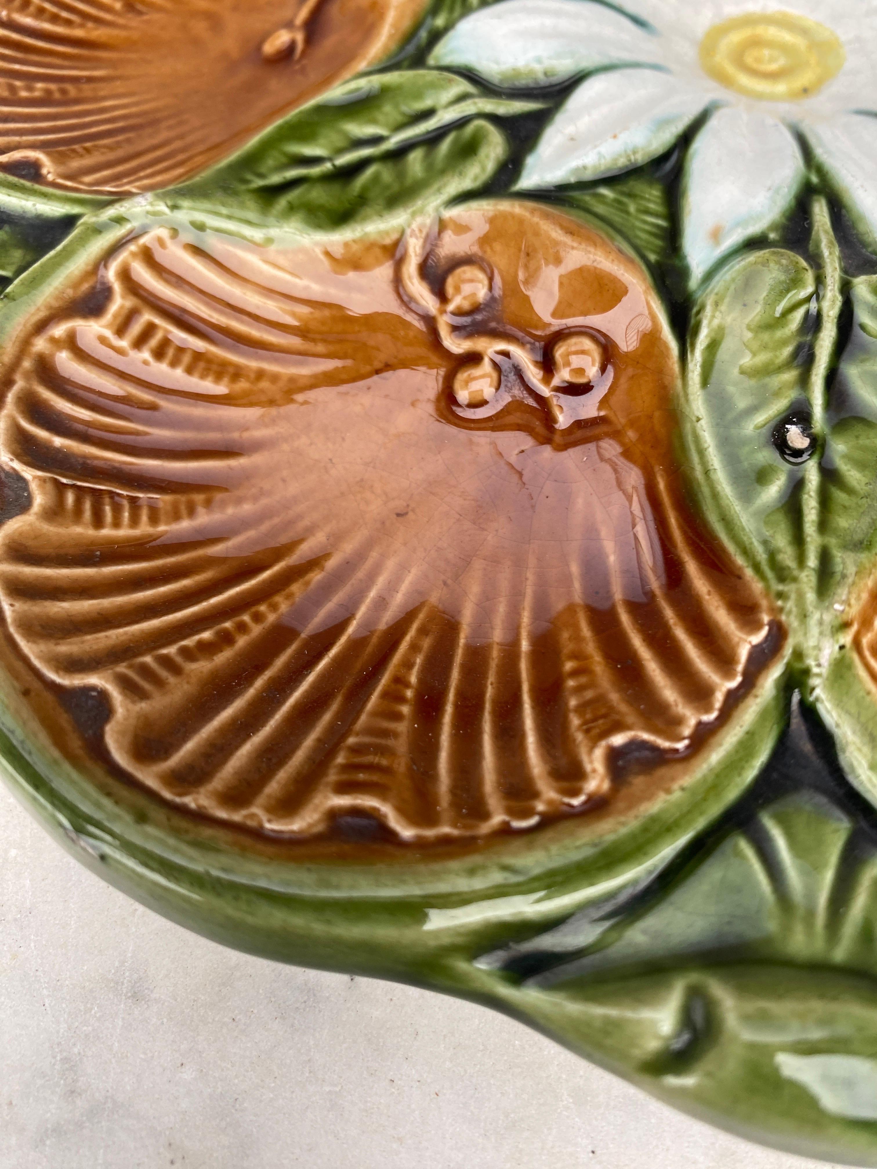 Céramique Assiette à huîtres en majolique brune française, vers 1890 en vente