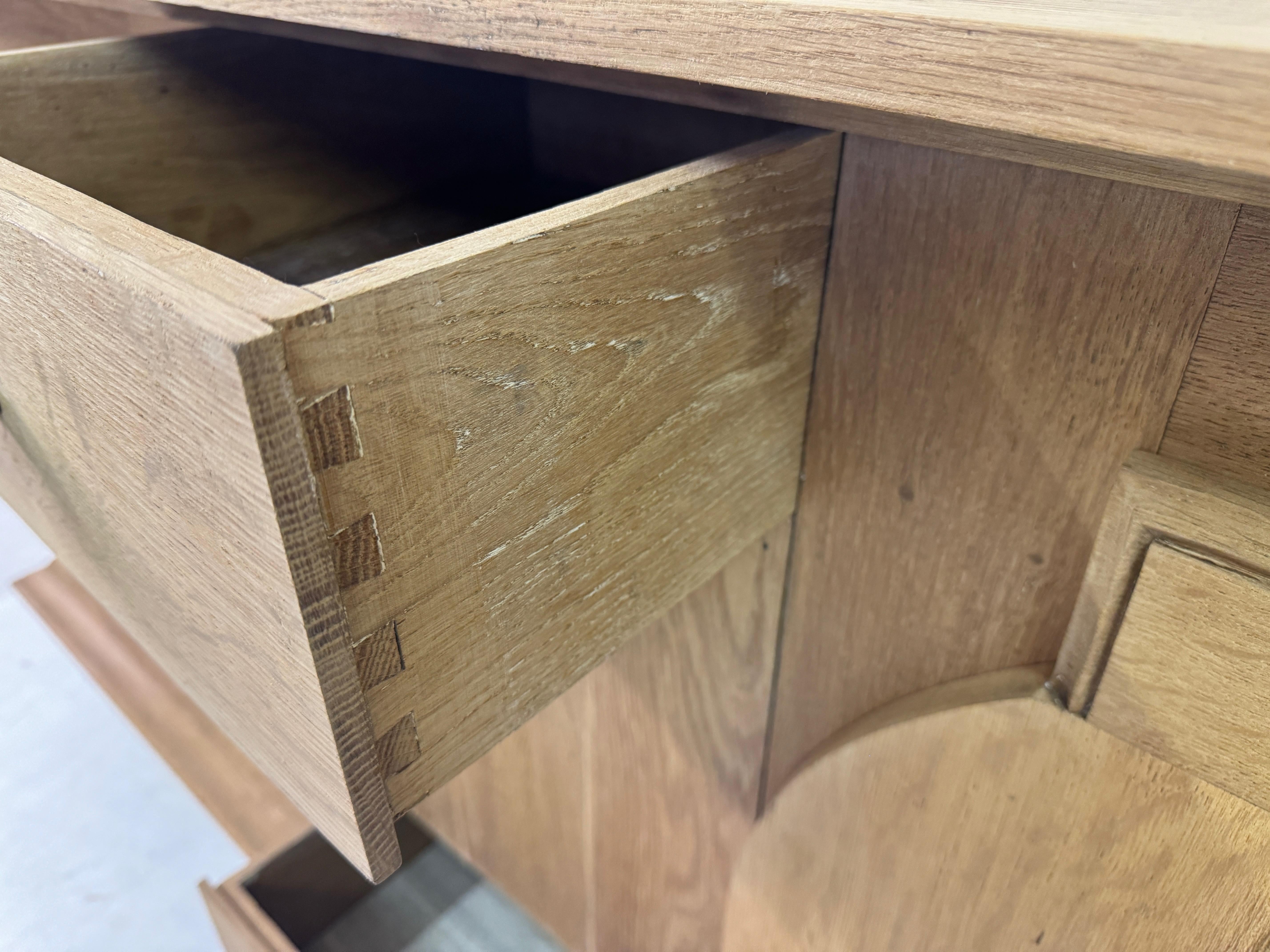 Buffet Art Déco français brutaliste en chêne des années 1930-1940 en vente 3