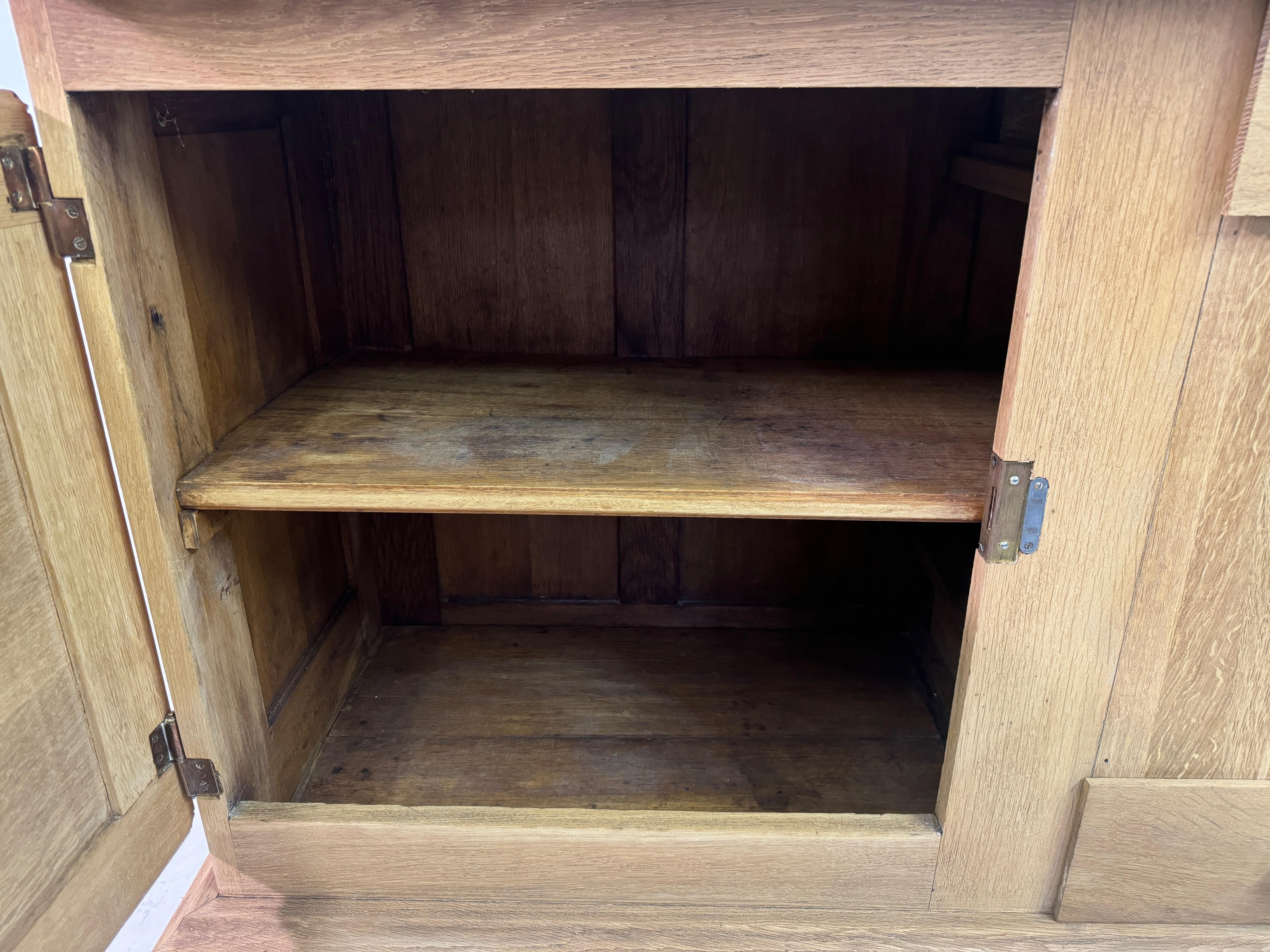 Buffet Art Déco français brutaliste en chêne des années 1930-1940 en vente 4