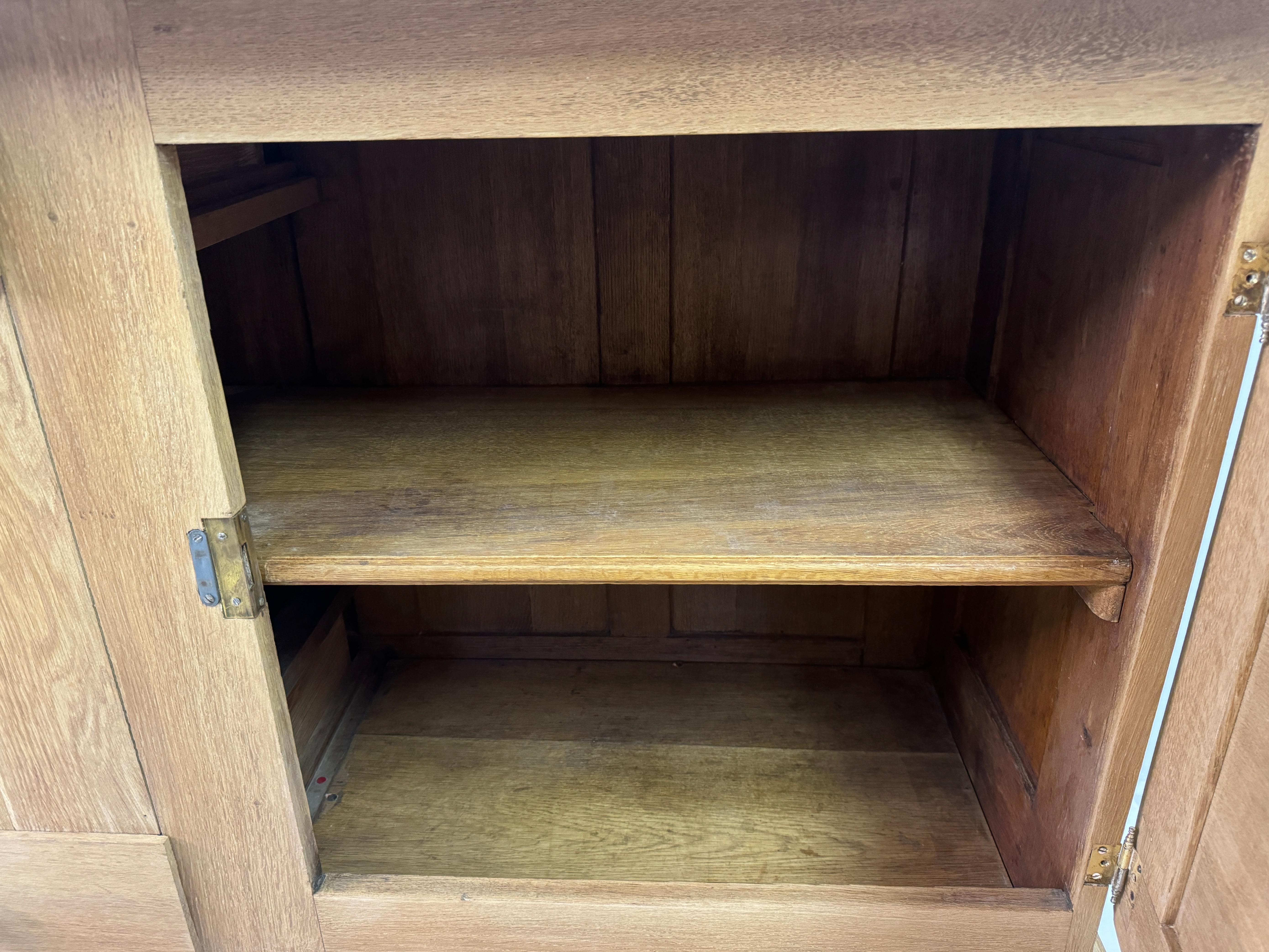 Buffet Art Déco français brutaliste en chêne des années 1930-1940 en vente 5