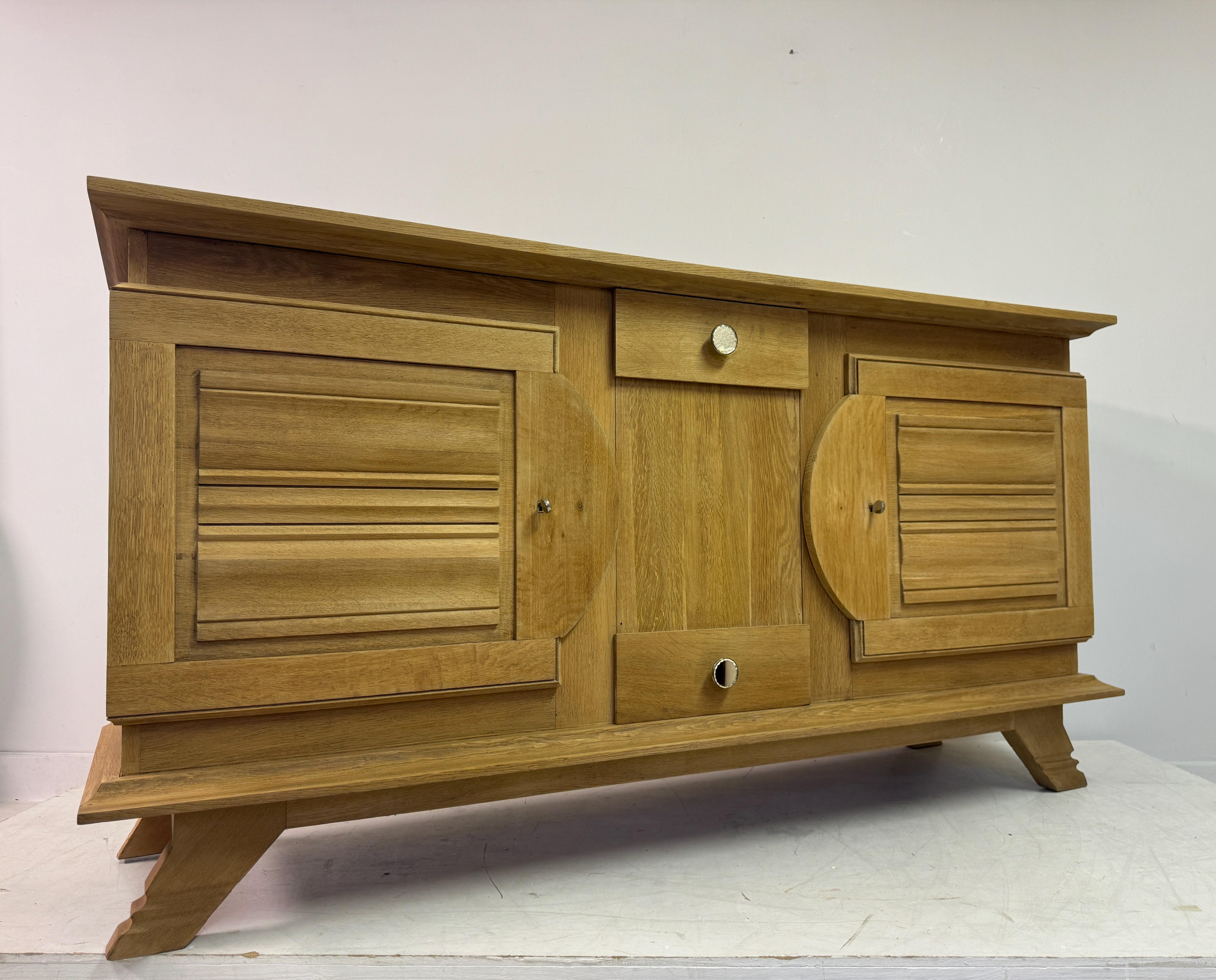 Buffet Art Déco français brutaliste en chêne des années 1930-1940 en vente 7
