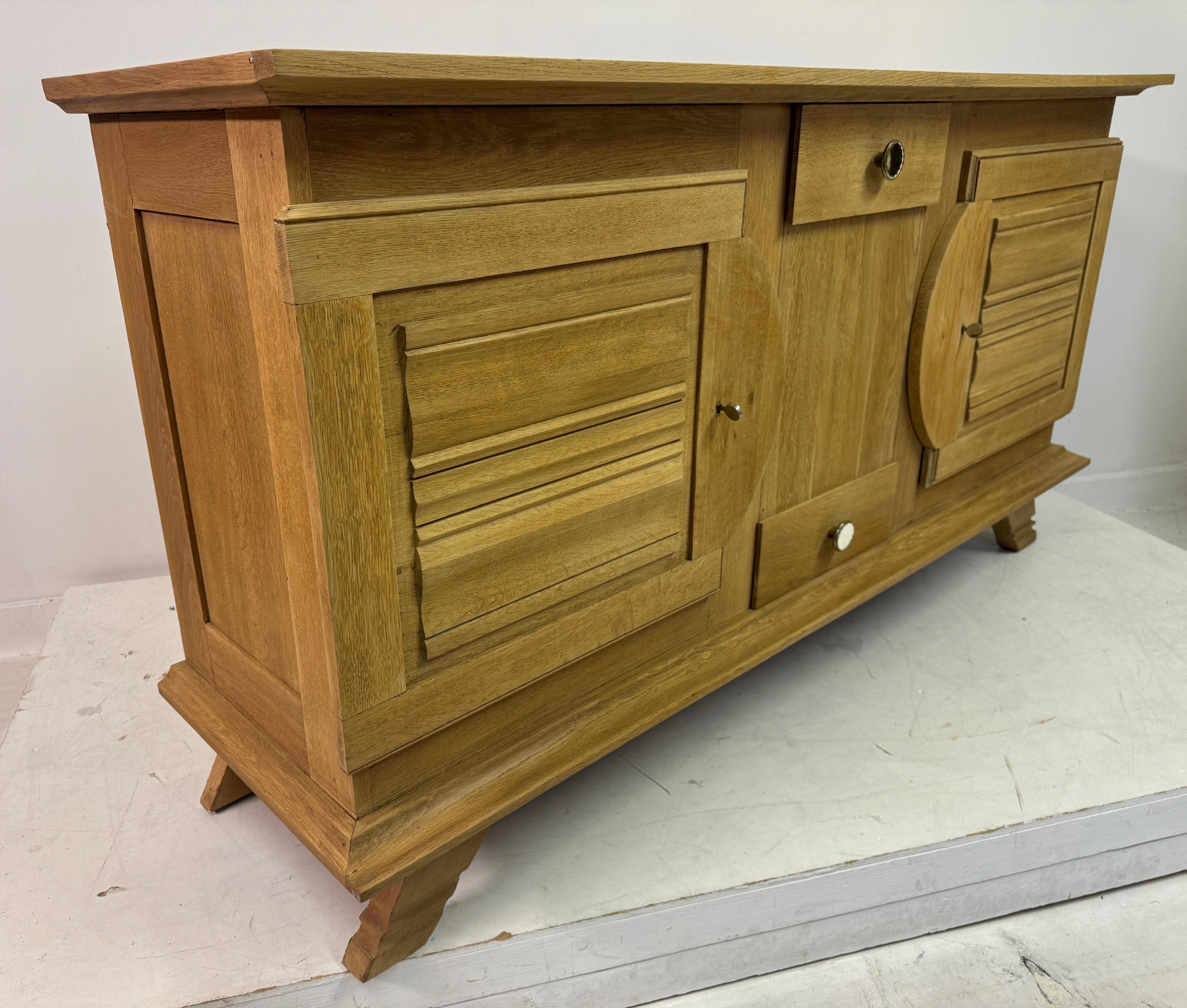 Buffet Art Déco français brutaliste en chêne des années 1930-1940 en vente 8