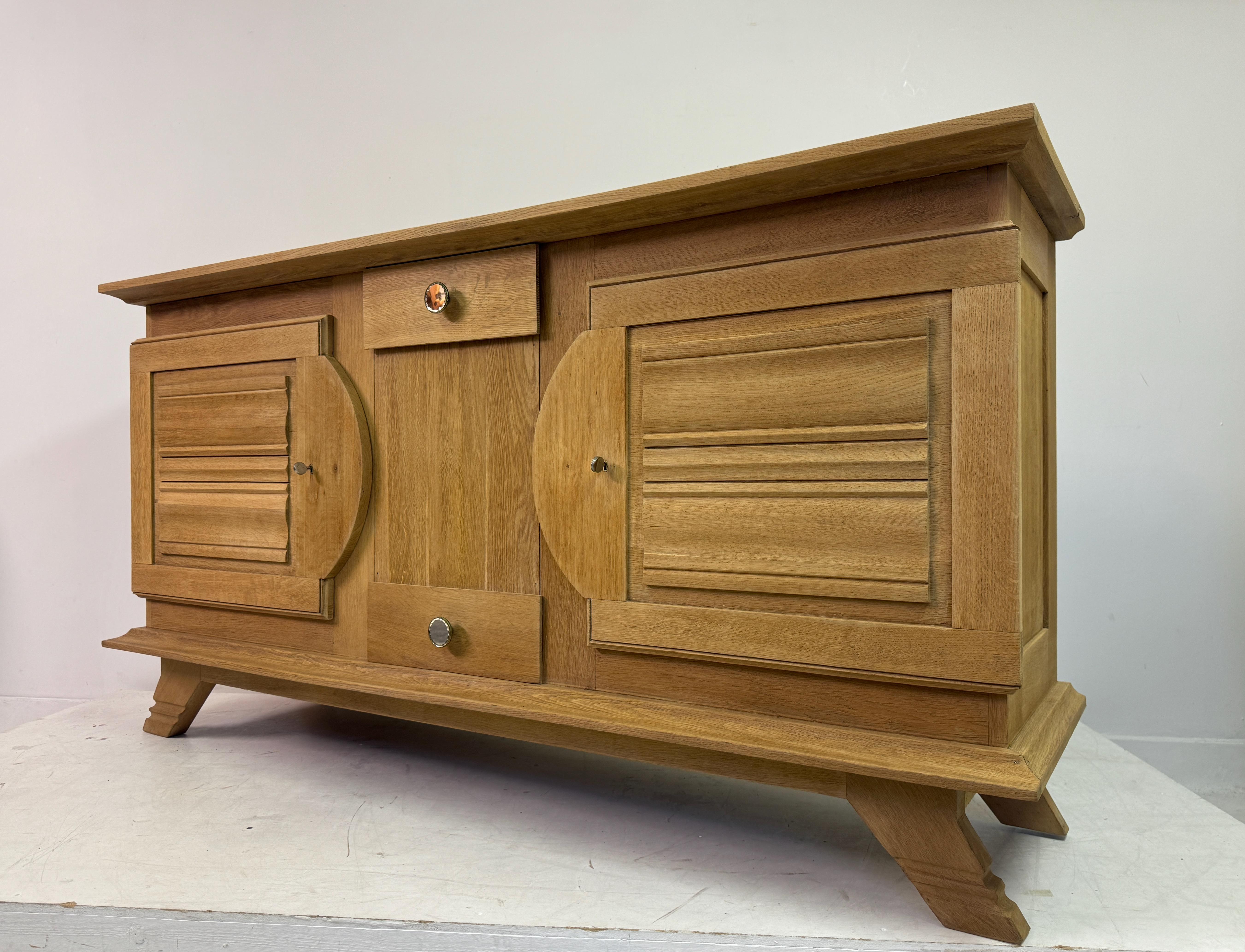 Buffet Art Déco français brutaliste en chêne des années 1930-1940 en vente 9