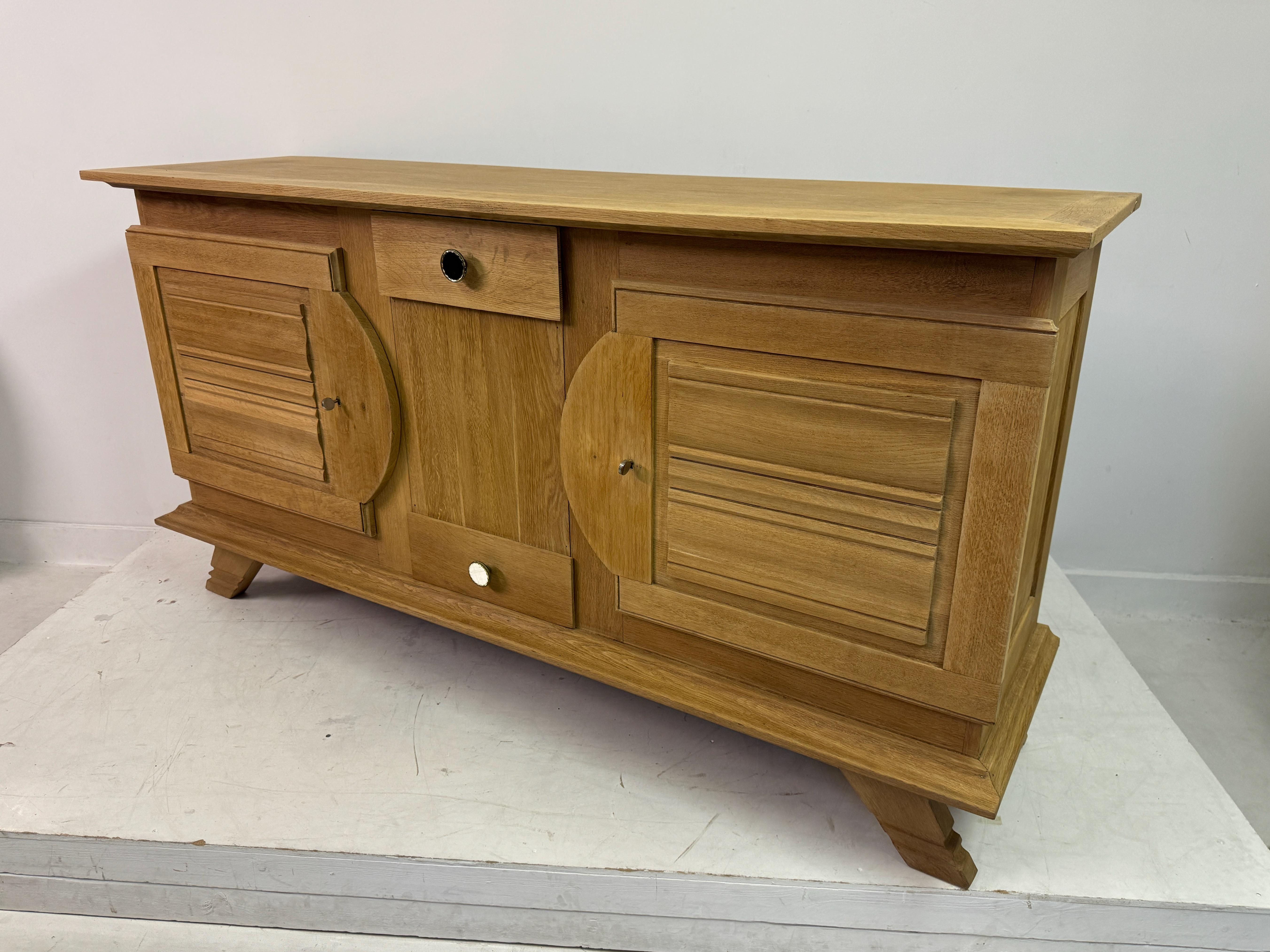 Buffet Art Déco français brutaliste en chêne des années 1930-1940 en vente 10