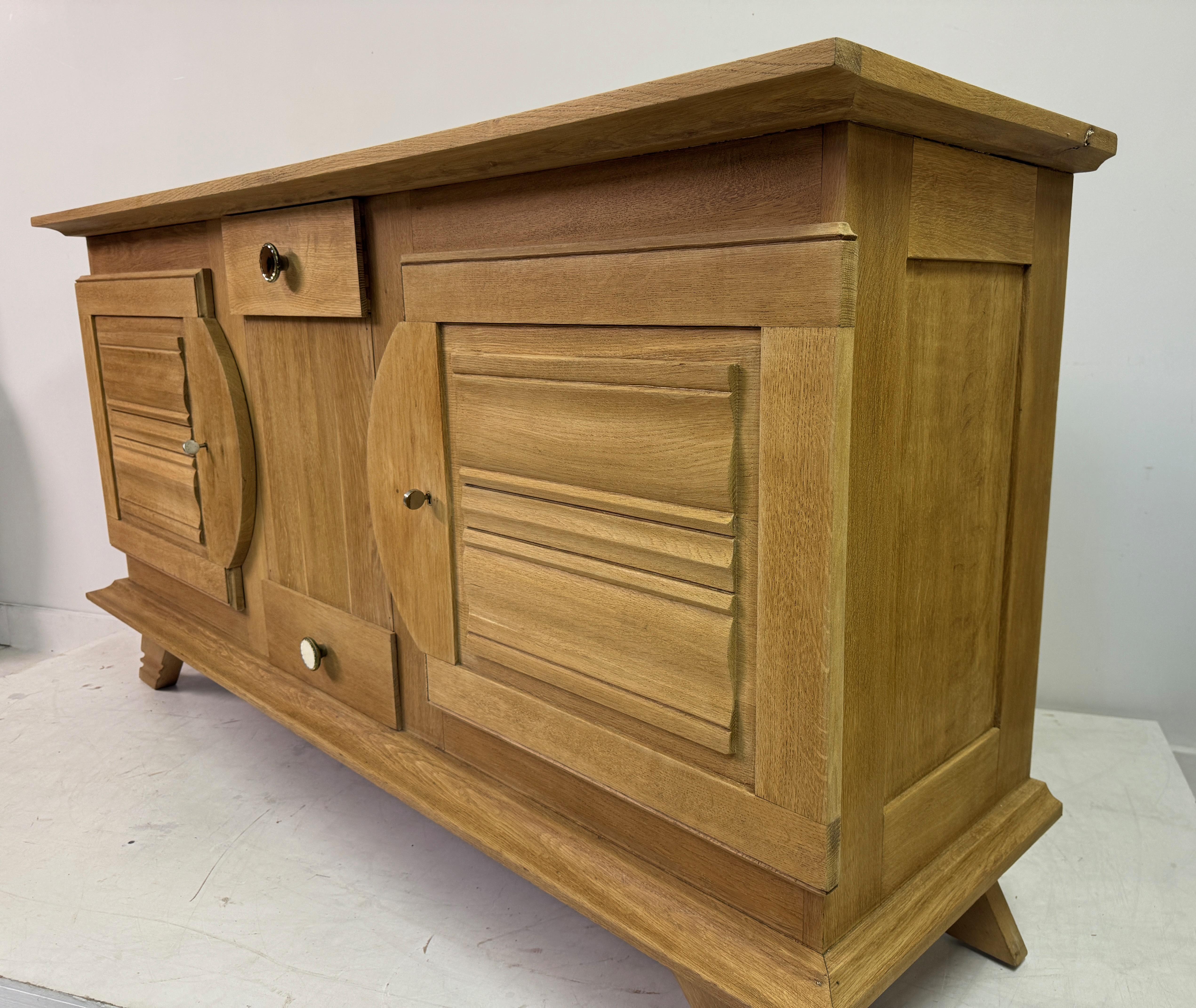 Buffet Art Déco français brutaliste en chêne des années 1930-1940 en vente 11