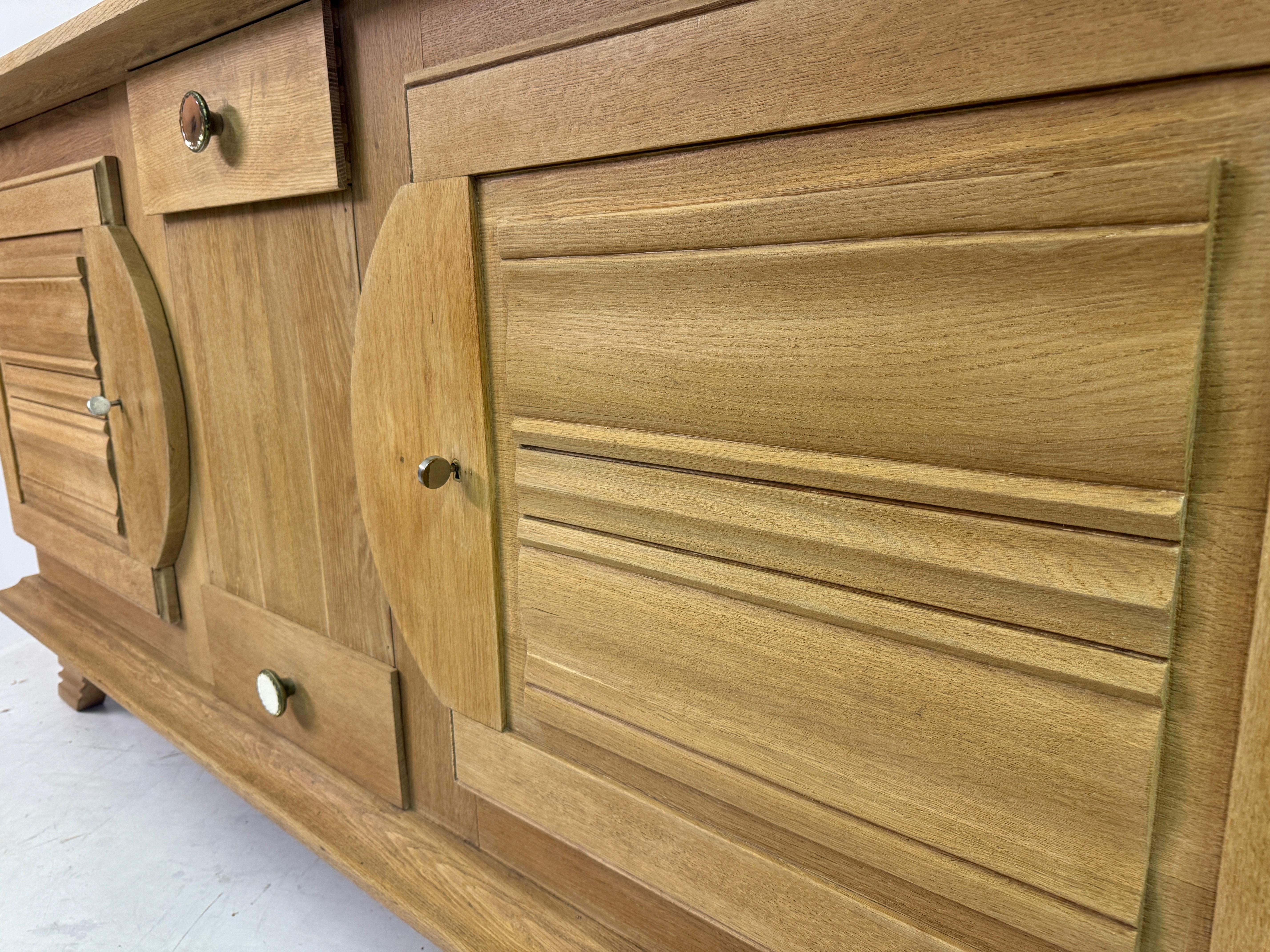 Buffet Art Déco français brutaliste en chêne des années 1930-1940 en vente 12