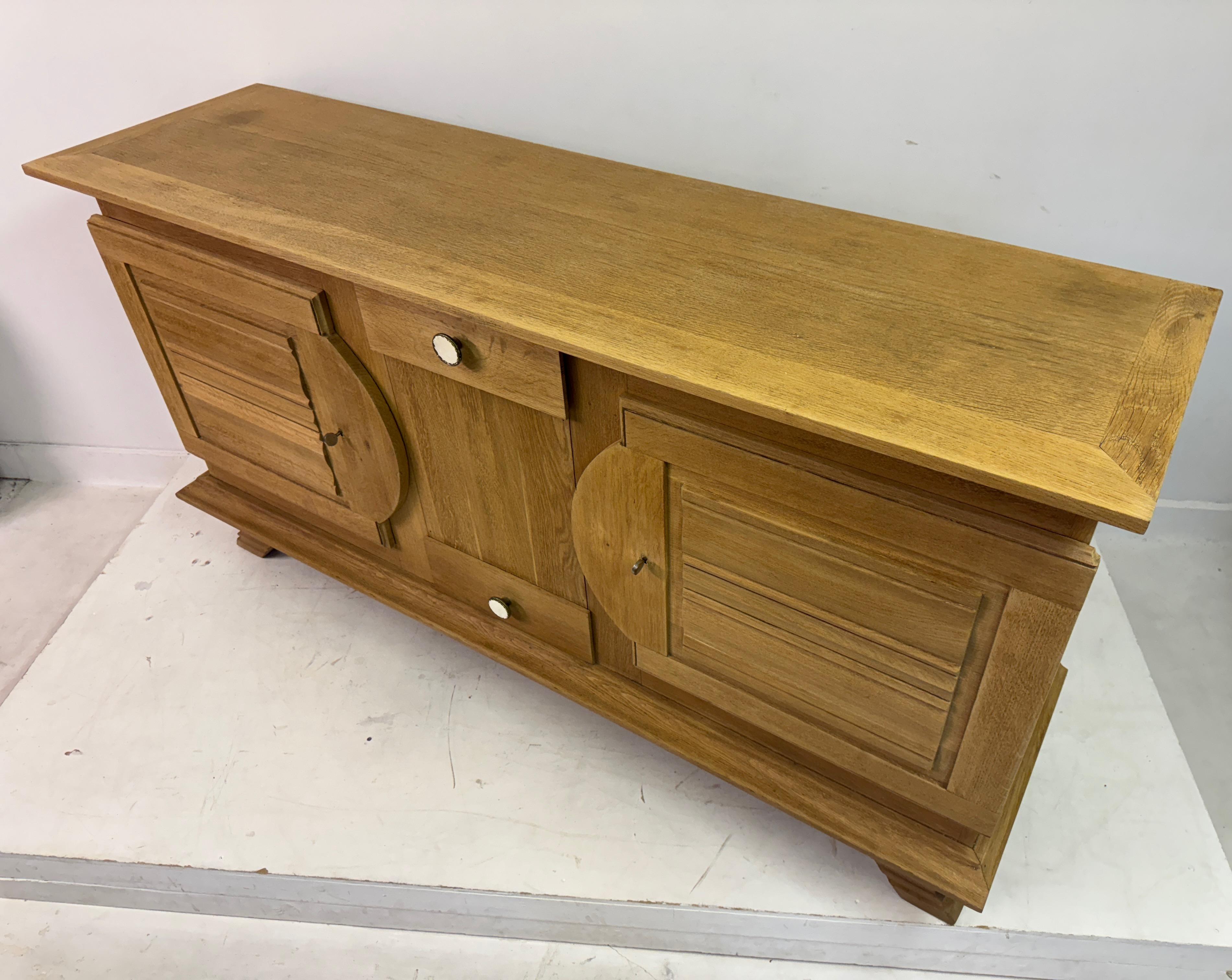 Buffet Art Déco français brutaliste en chêne des années 1930-1940 en vente 13
