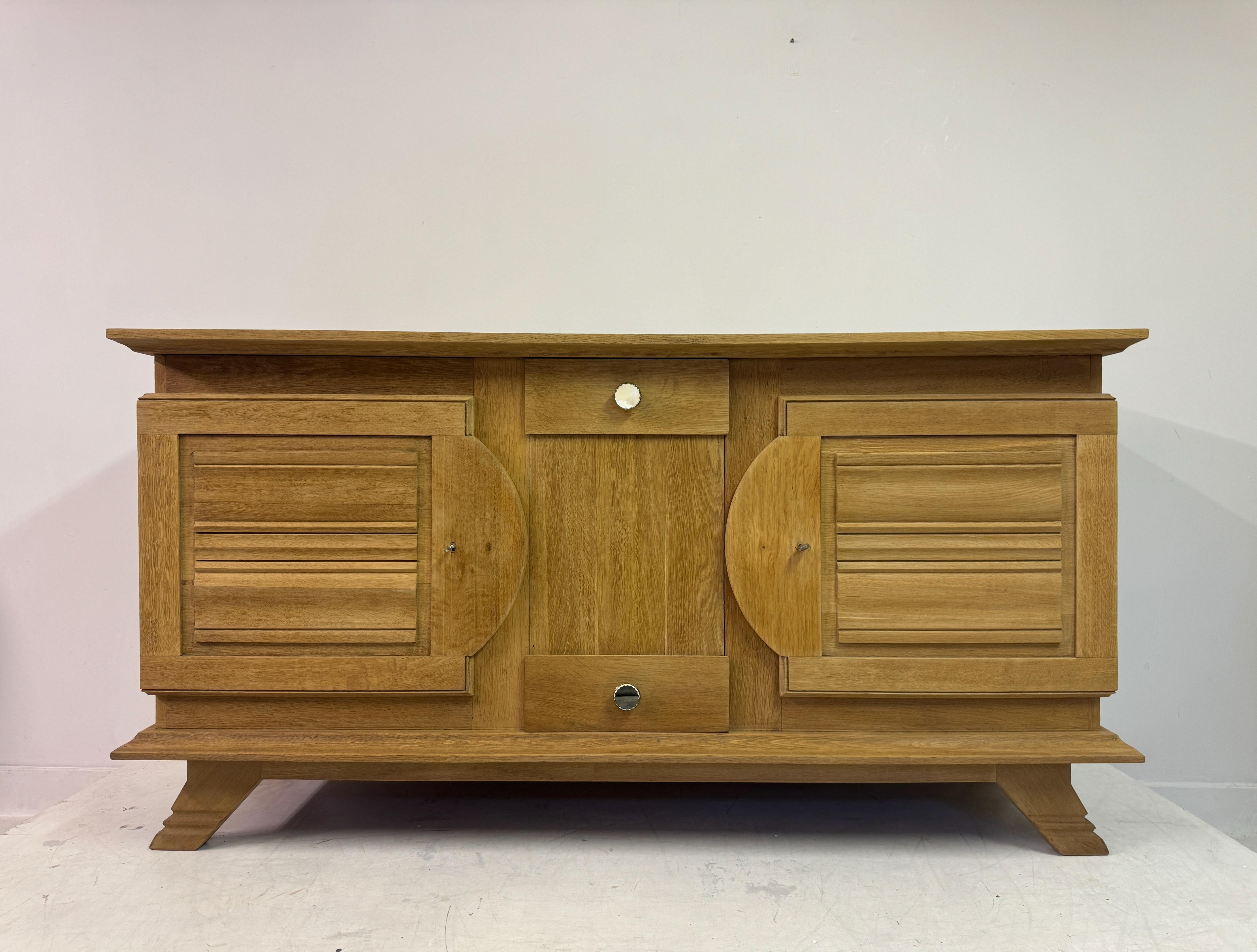 Brutalisme Buffet Art Déco français brutaliste en chêne des années 1930-1940 en vente