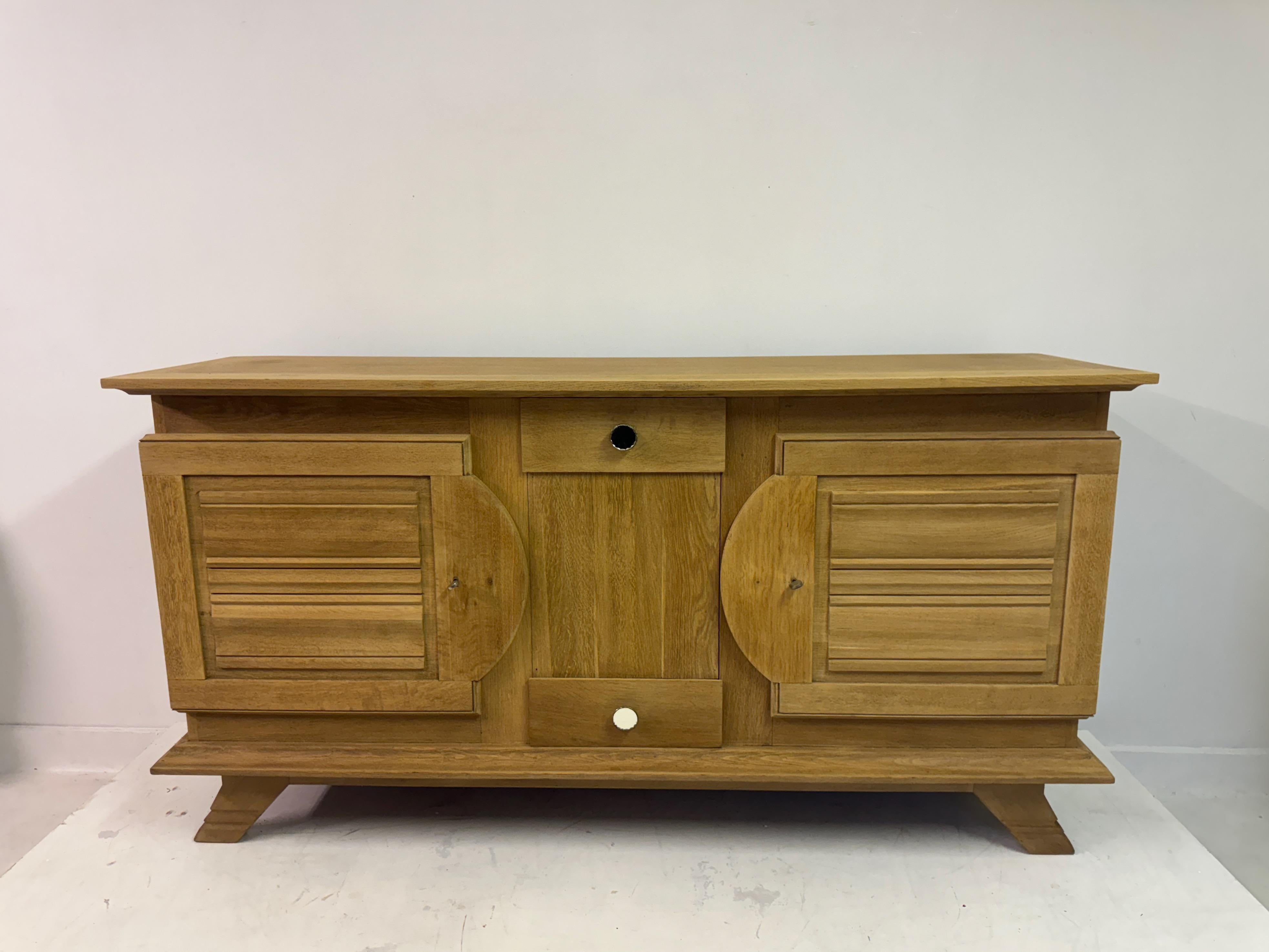 Français Buffet Art Déco français brutaliste en chêne des années 1930-1940 en vente