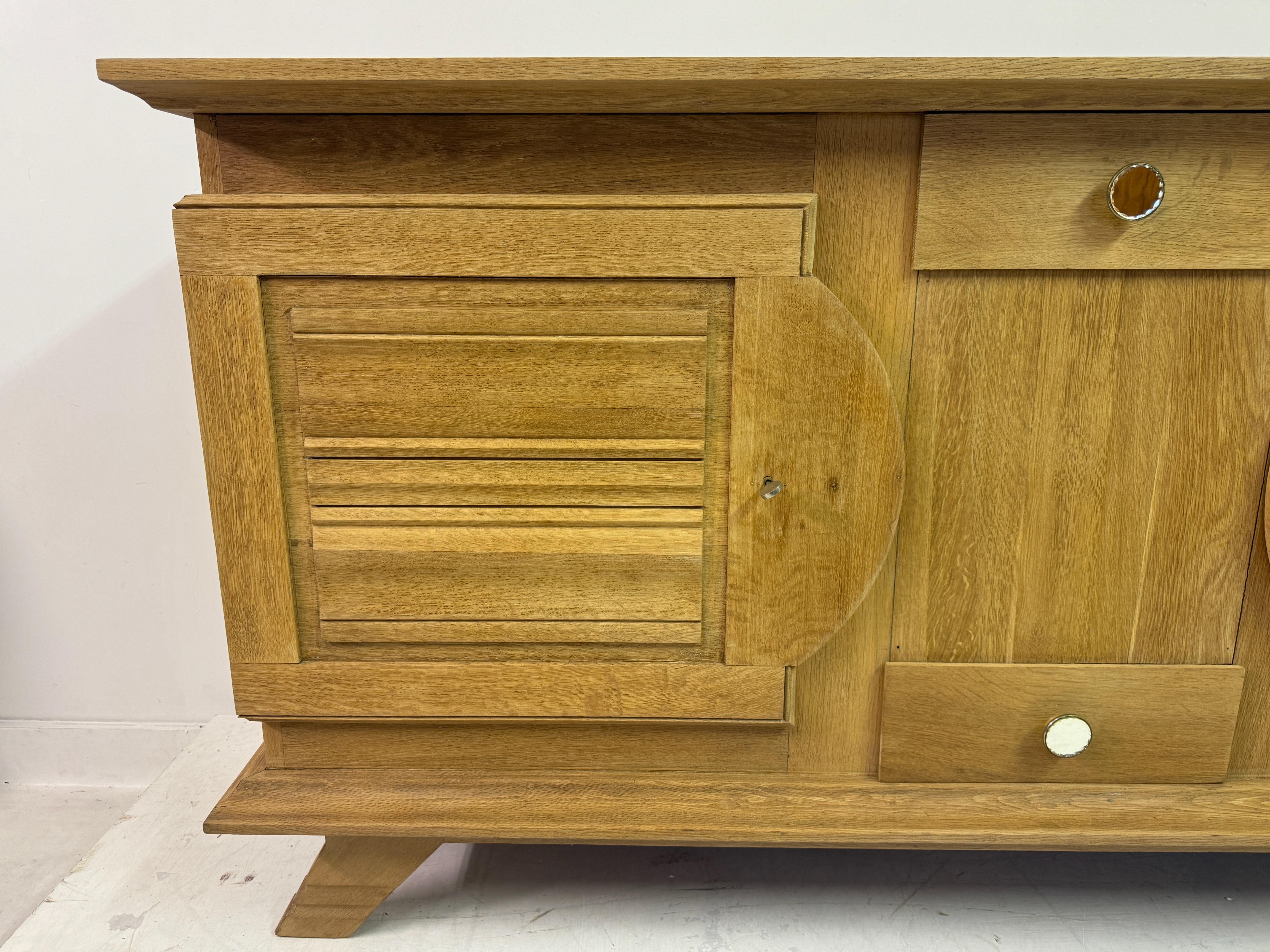 Buffet Art Déco français brutaliste en chêne des années 1930-1940 Bon état - En vente à London, London