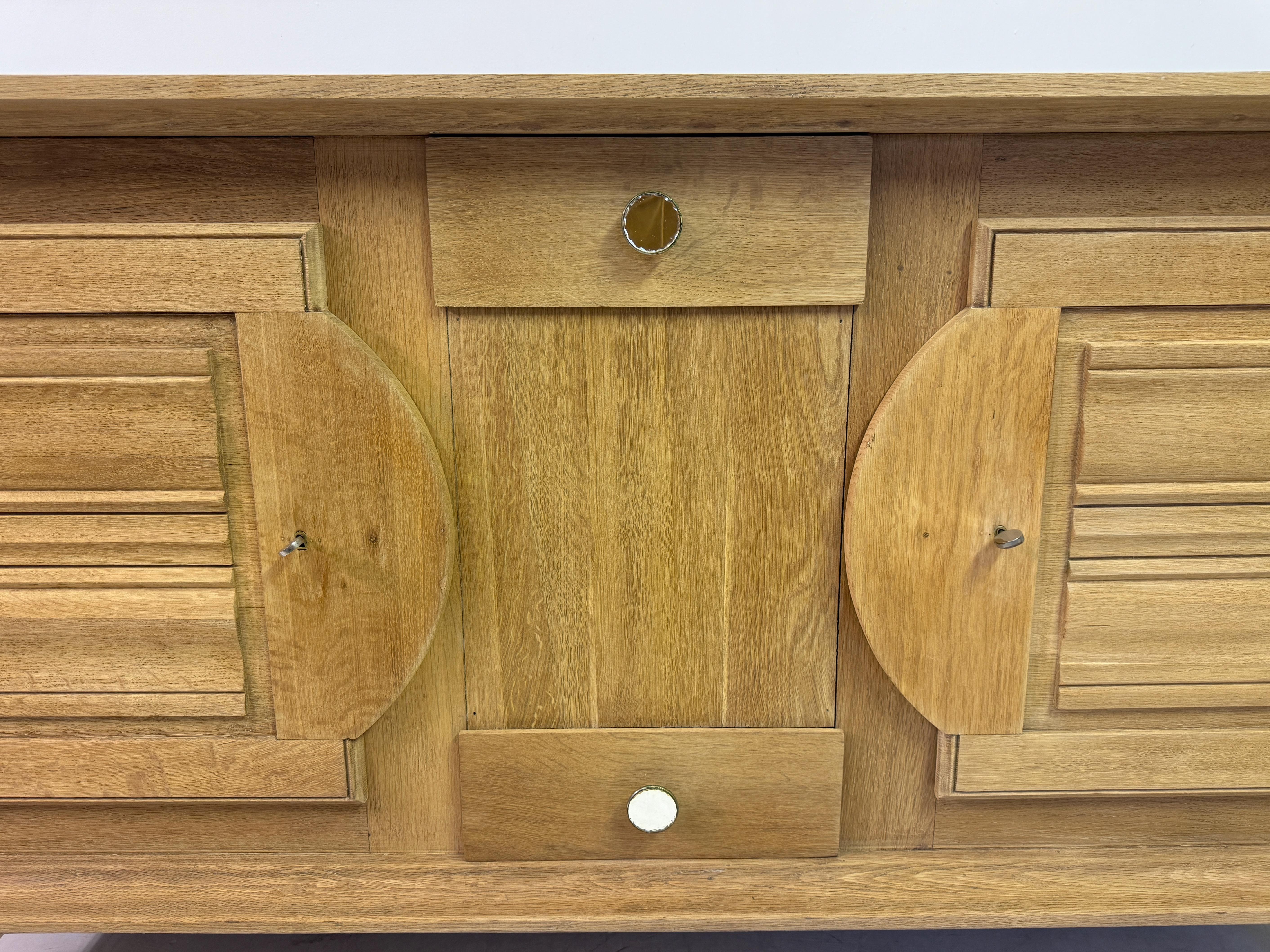 20ième siècle Buffet Art Déco français brutaliste en chêne des années 1930-1940 en vente