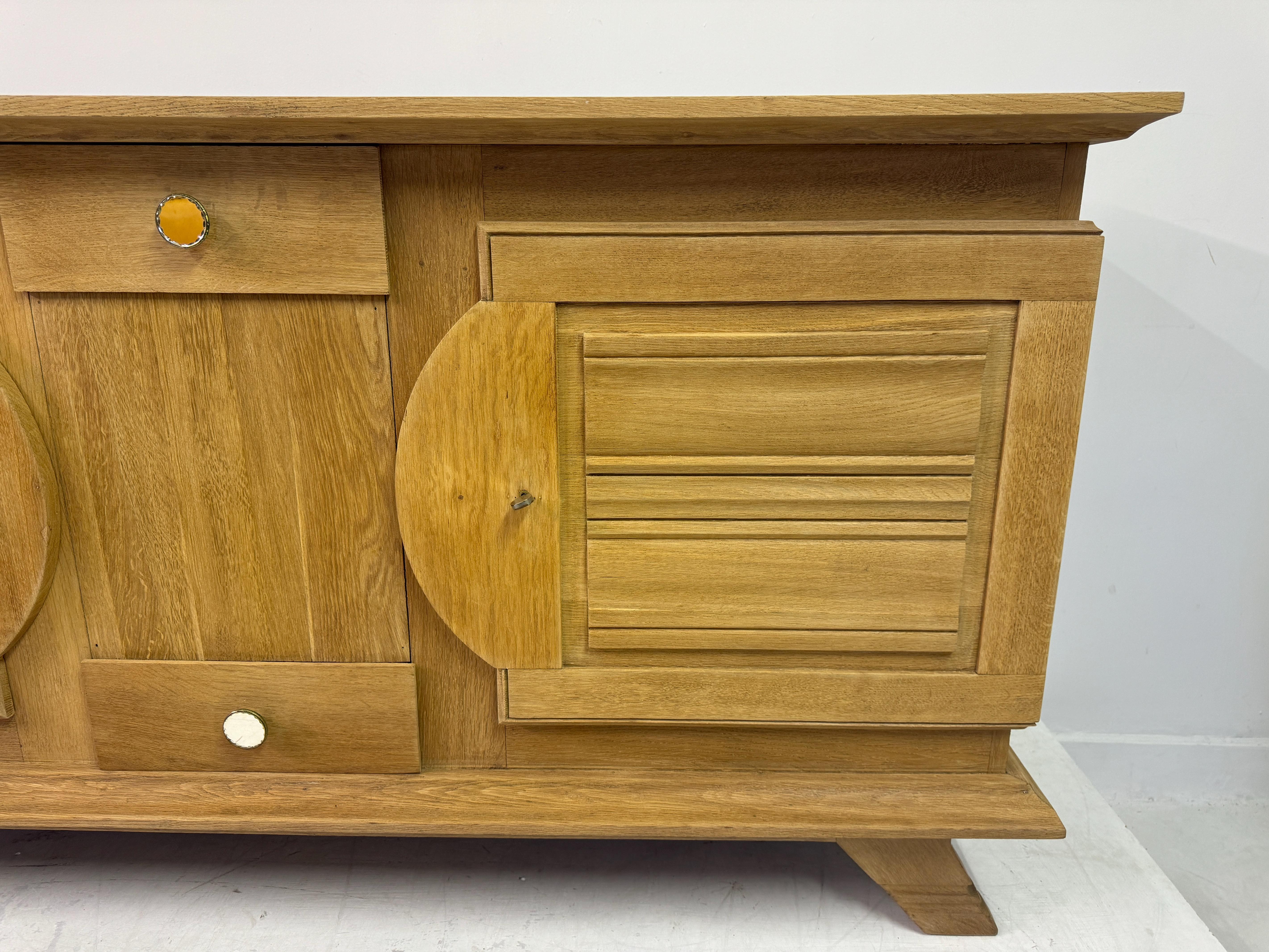 Buffet Art Déco français brutaliste en chêne des années 1930-1940 en vente 1