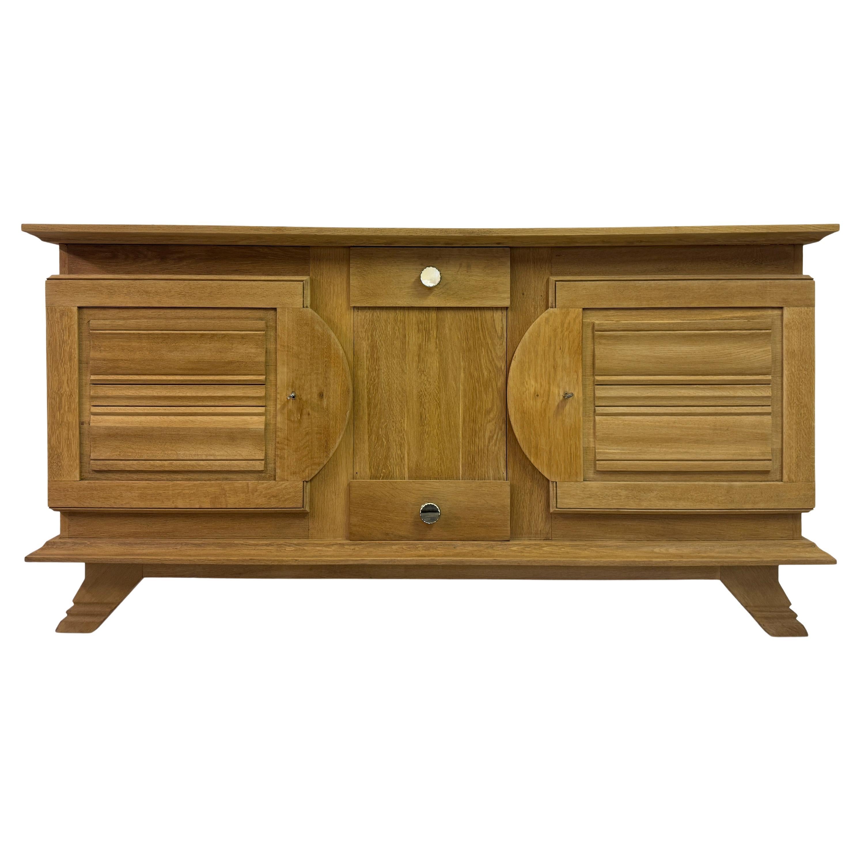 Buffet Art Déco français brutaliste en chêne des années 1930-1940 en vente